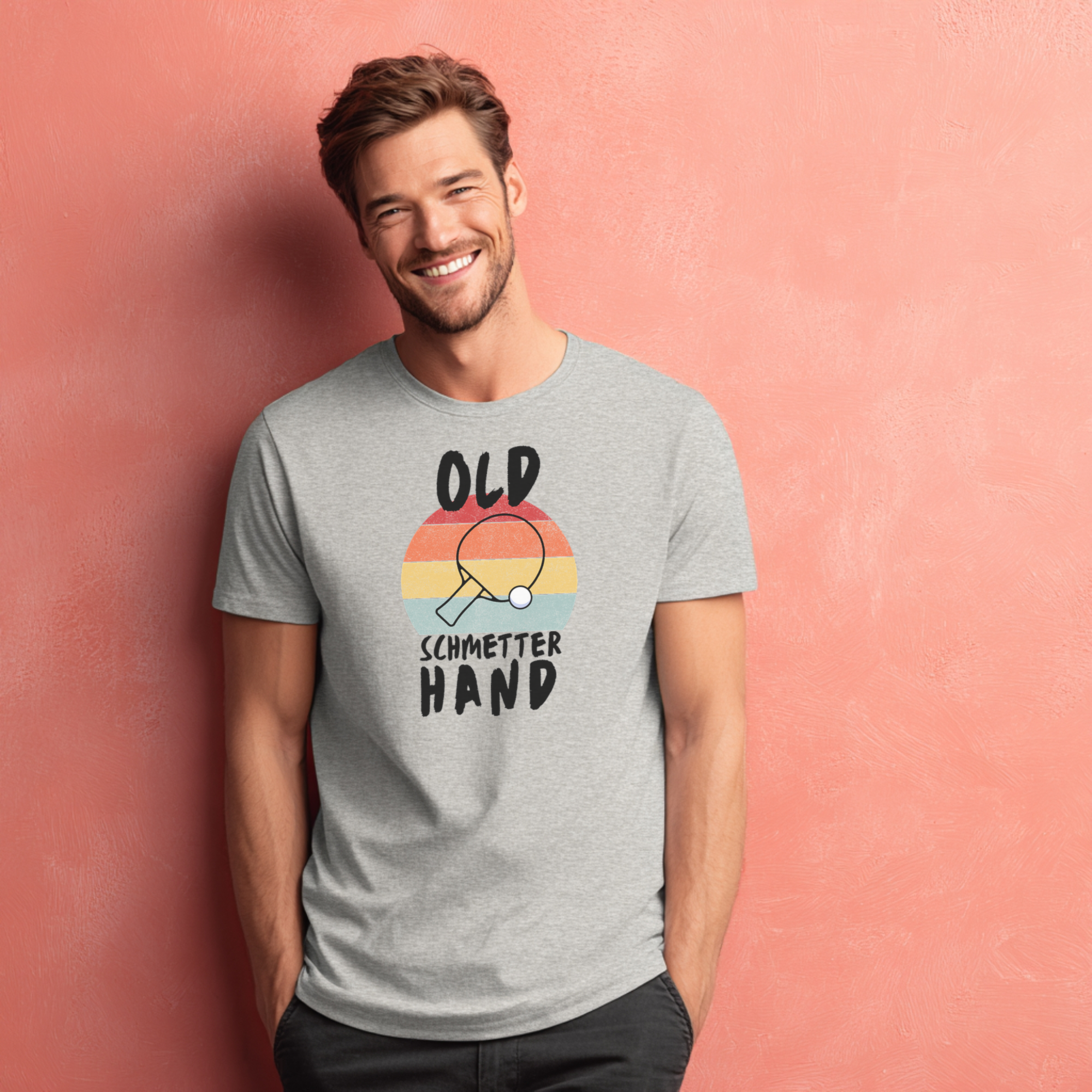 Hellgraues Unisex T-Shirt mit 'Old Schmetterhand' Spruch und Tischtennisschläger Motiv.