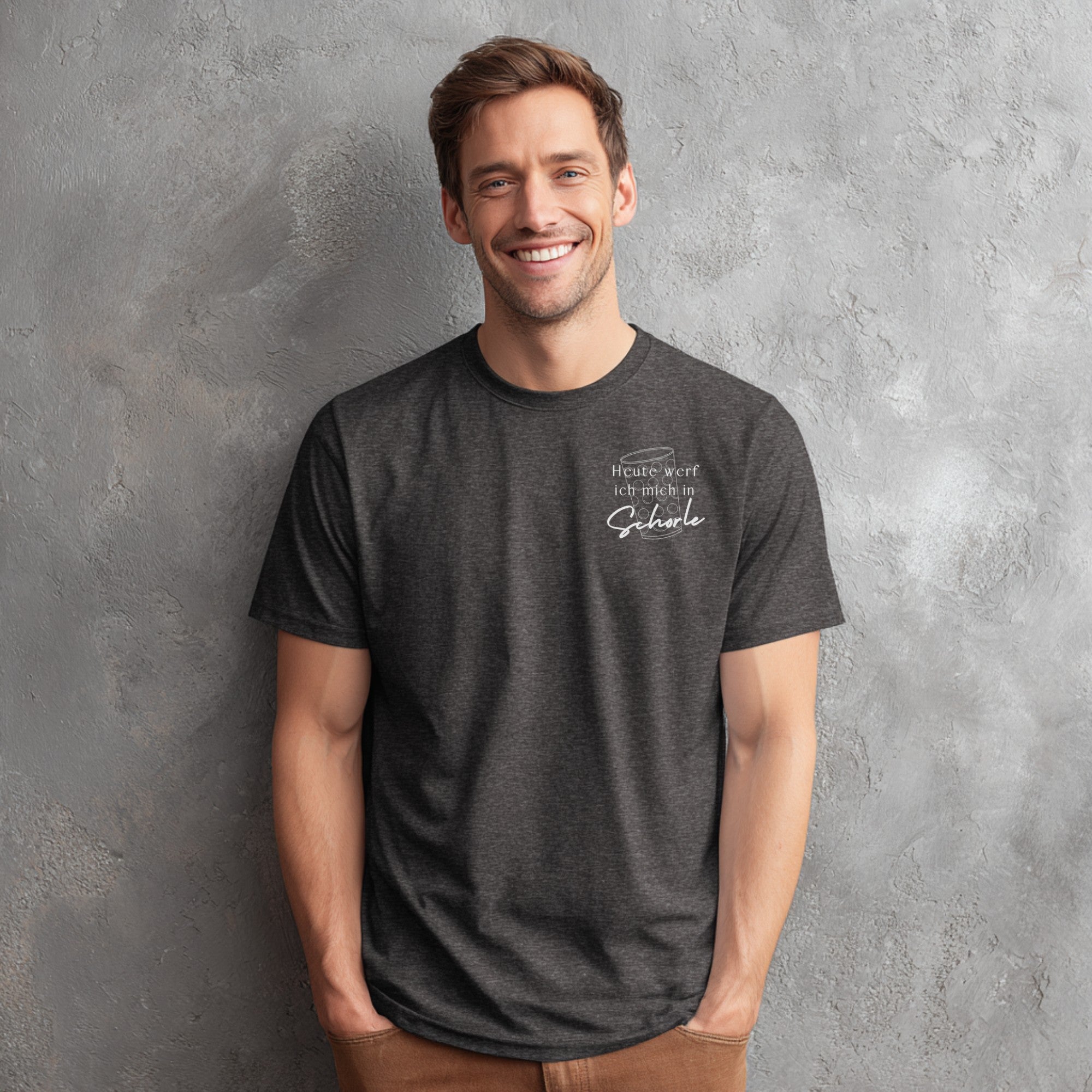 Dunkelgraues Männer-Shirt mit Aufdruck ‚Heute werf ich mich in Schorle‘, ideales Outfit für Wein- und Pfalz-Fans.