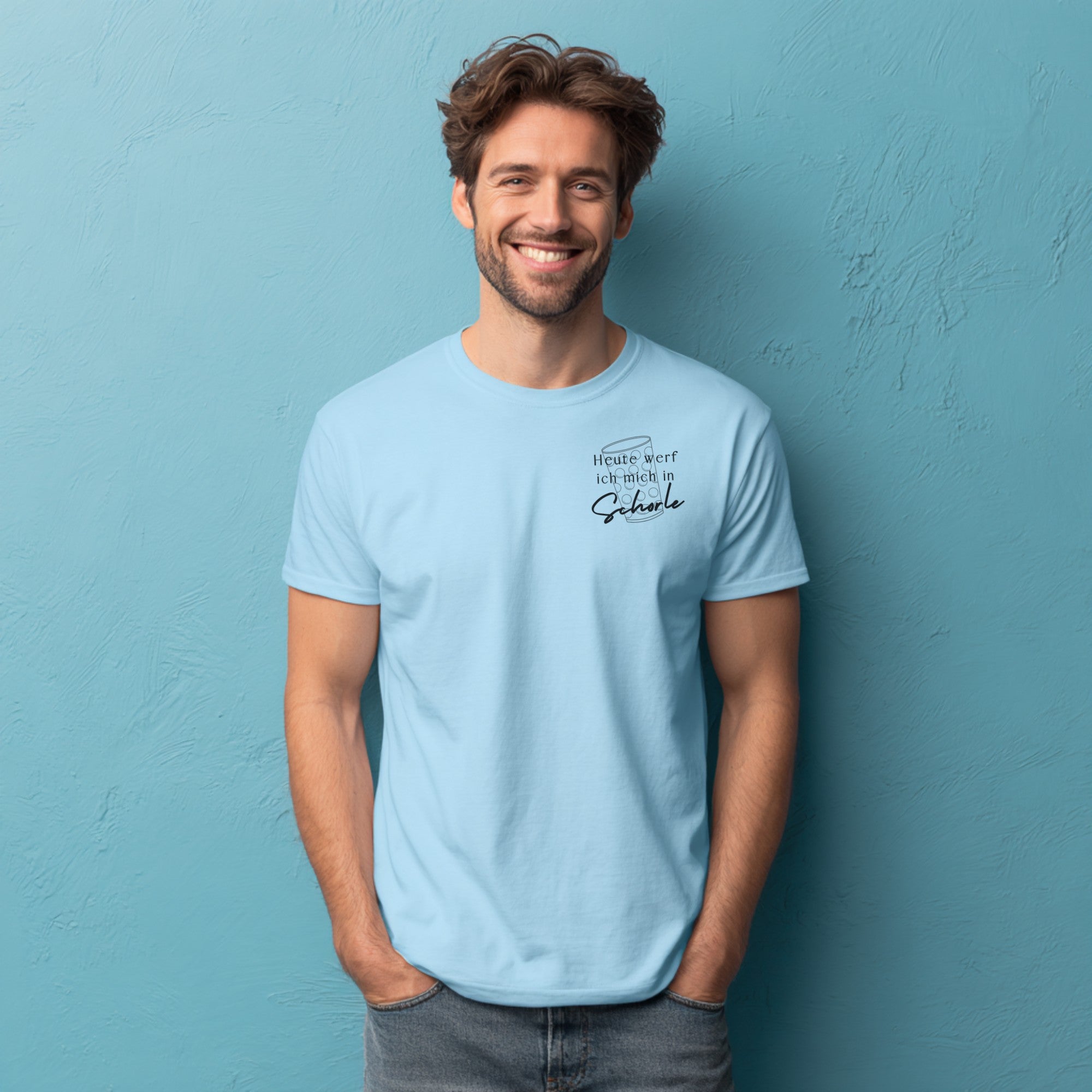 Hellblaues Männer-T-Shirt mit humorvollem Spruch ‚Heute werf ich mich in Schorle‘, getragen von einem Model im Casual Look.