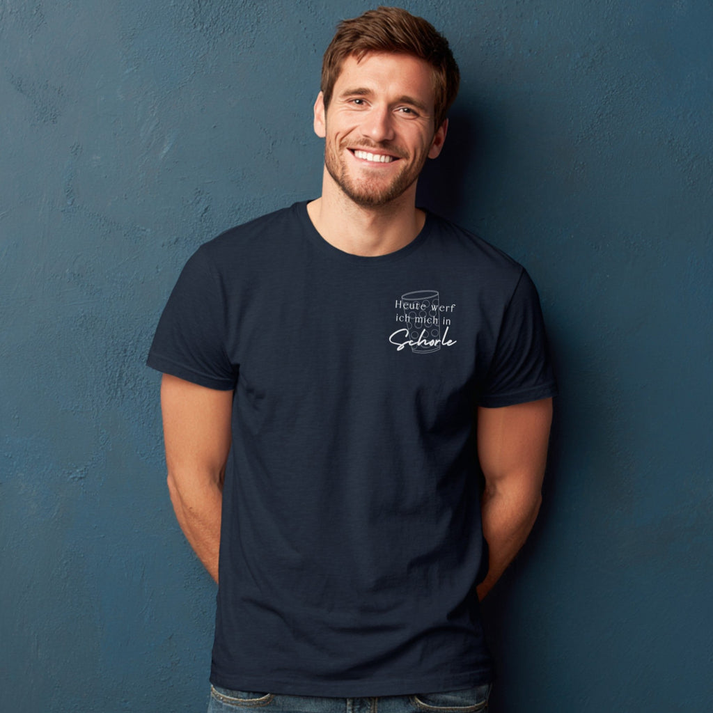 Marineblaues Männer-T-Shirt mit pfälzischem Spruch ‚Heute werf ich mich in Schorle‘ und Dubbeglas-Design.
