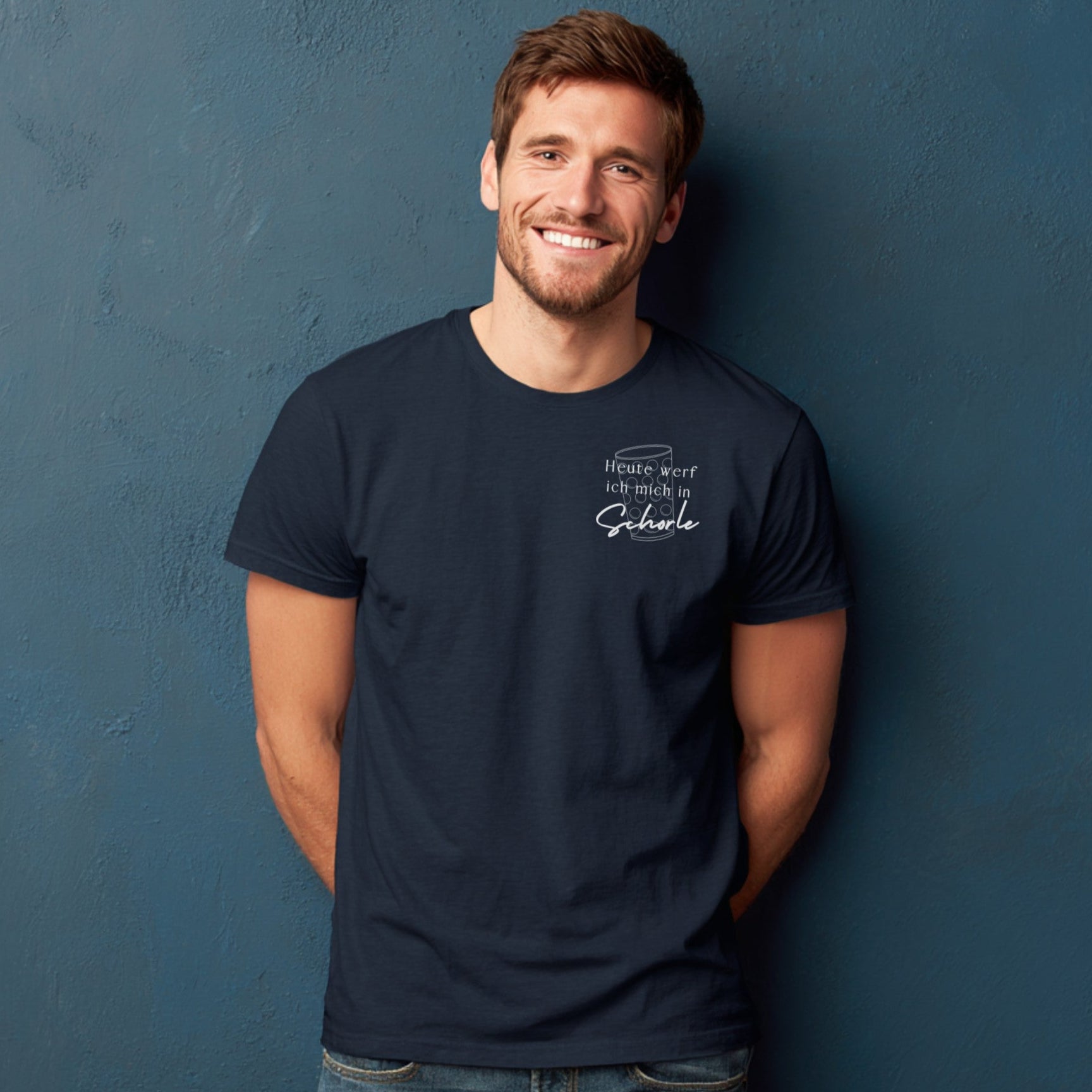 Marineblaues Männer-T-Shirt mit pfälzischem Spruch ‚Heute werf ich mich in Schorle‘ und Dubbeglas-Design.