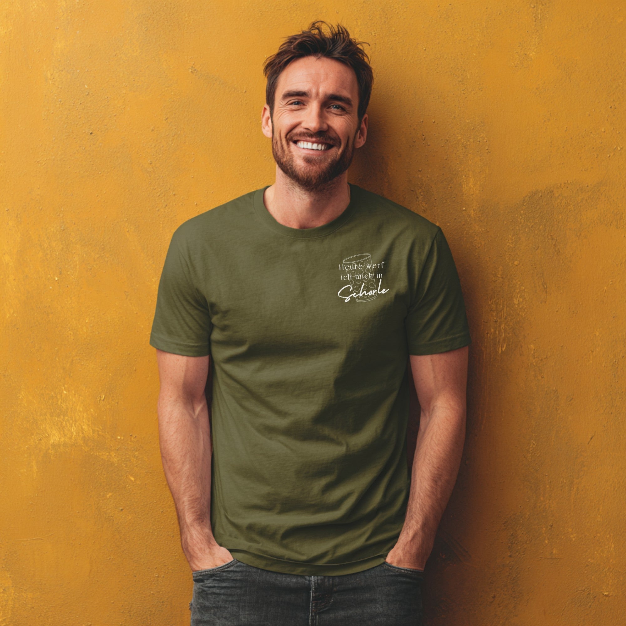 Militärgrünes T-Shirt für Männer mit Schorle-Spruch ‚Heute werf ich mich in Schorle‘ und Dubbeglas-Illustration.