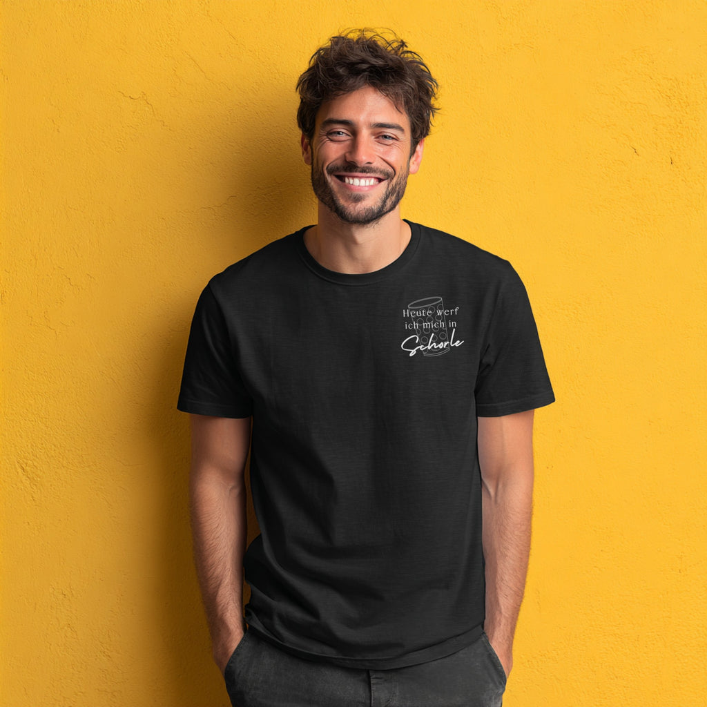 Schwarzes ‚Heute werf ich mich in Schorle‘ Shirt mit Dubbeglas-Aufdruck, getragen von einem Mann im modernen Freizeitlook.