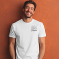 Männliches Model trägt weißes T-Shirt mit Spruch ‚Heute werf ich mich in Schorle‘ und Dubbeglas-Motiv, perfektes Outfit für Weinfans.