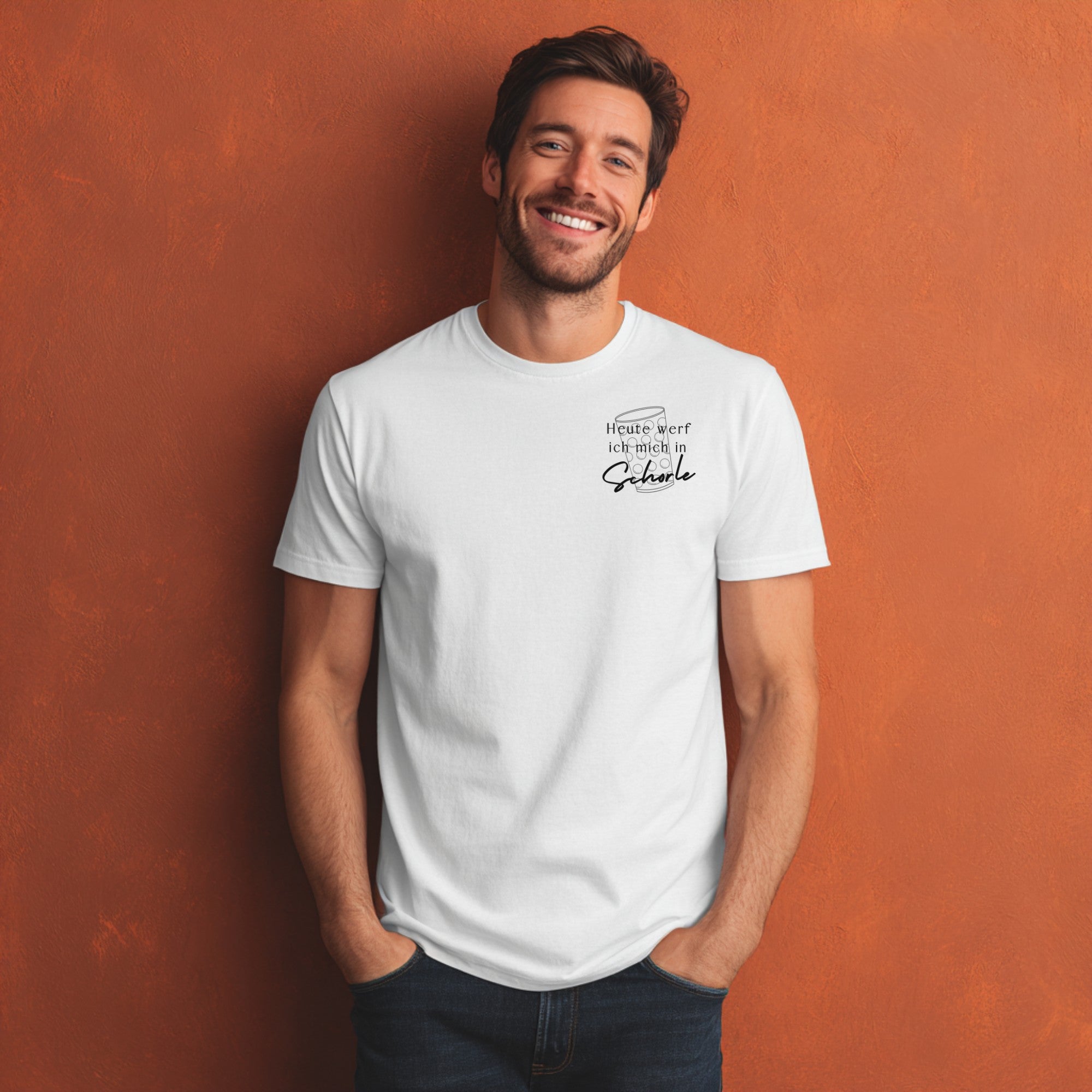 Männliches Model trägt weißes T-Shirt mit Spruch ‚Heute werf ich mich in Schorle‘ und Dubbeglas-Motiv, perfektes Outfit für Weinfans.