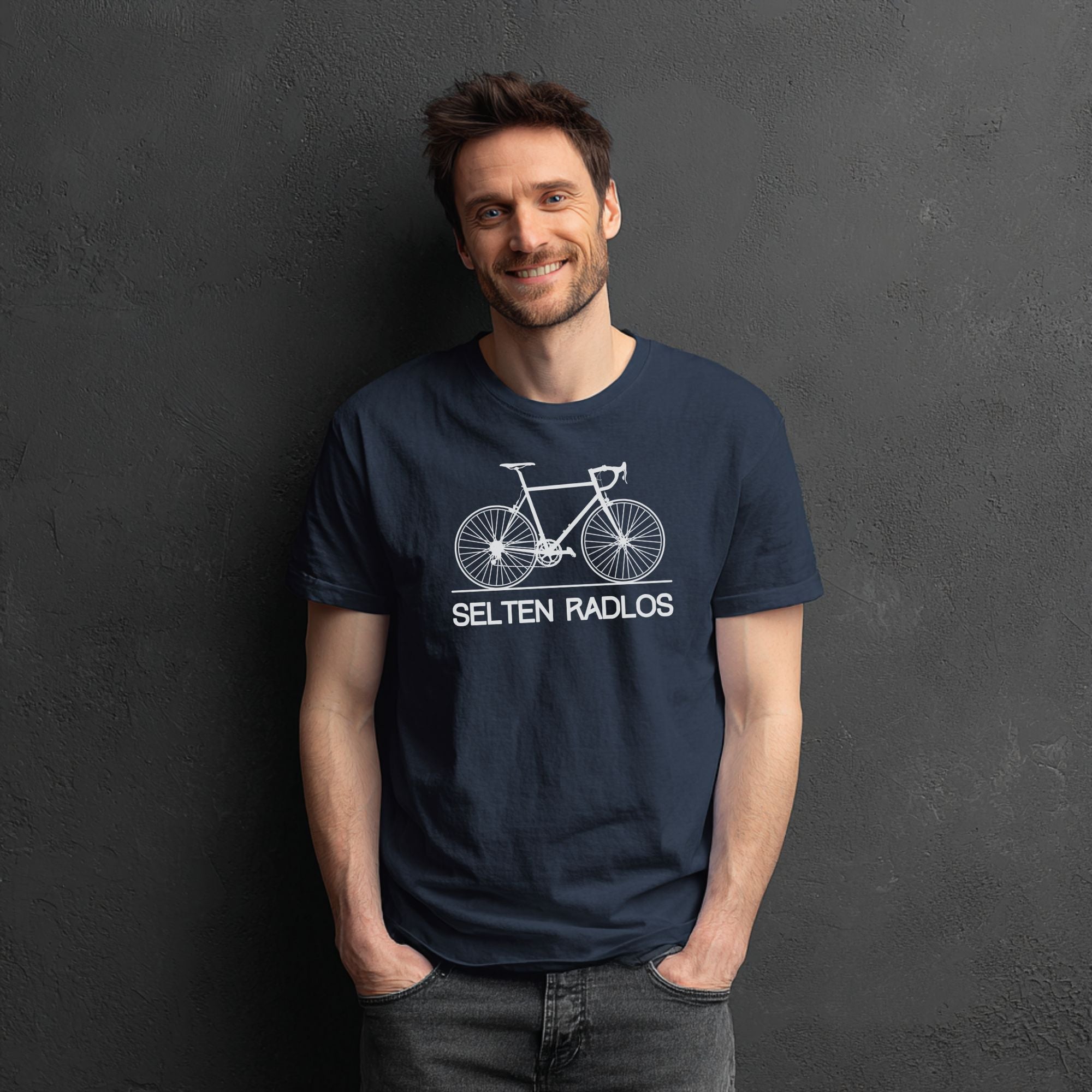 Marineblaues Männer-T-Shirt mit Rennrad-Grafik im Retro-Stil und Spruch ‚Selten Radlos‘.