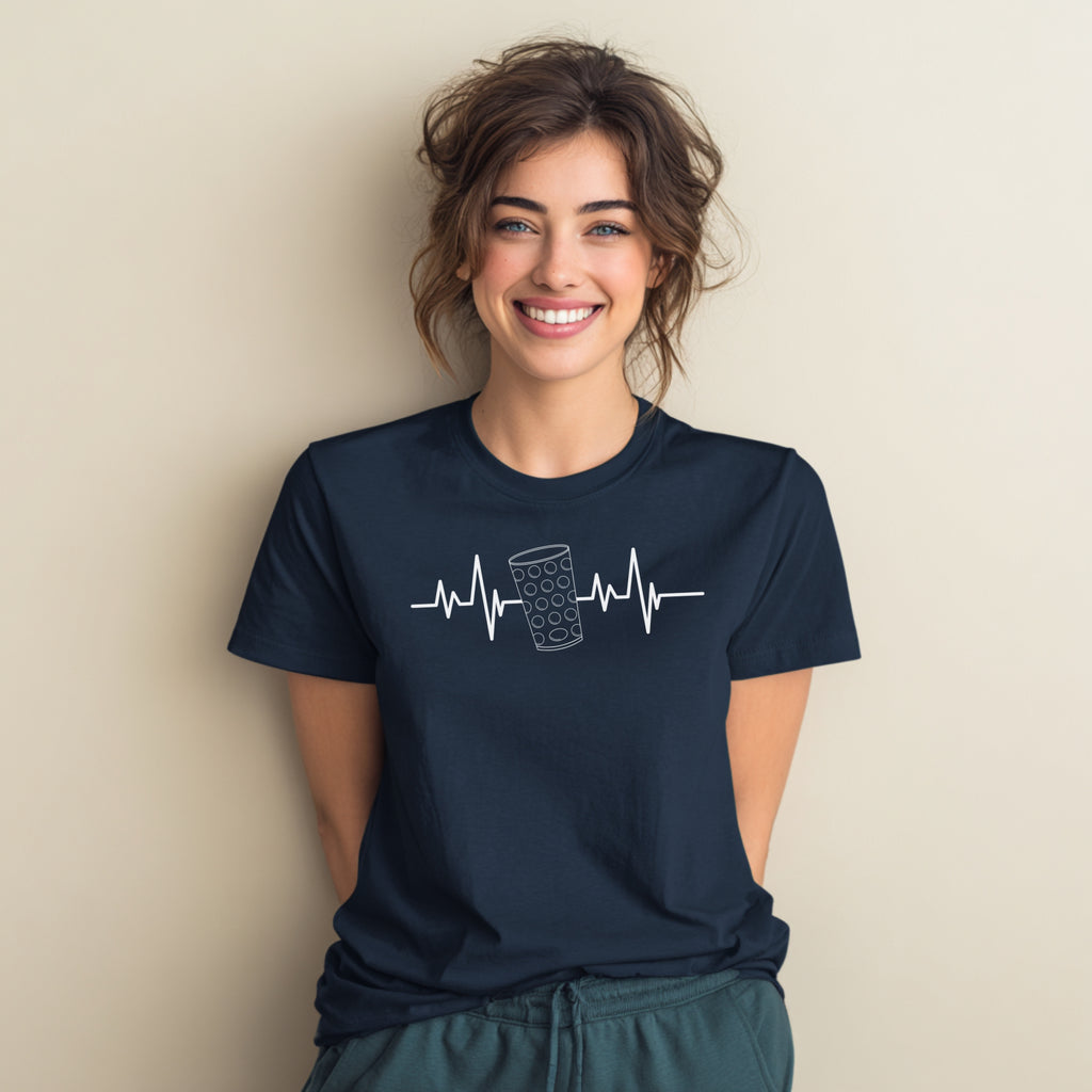 Modell trägt marineblaues T-Shirt mit Dubbeglas und Herzschlag-Motiv, lustiges Weinshirt für Pfalzfans
