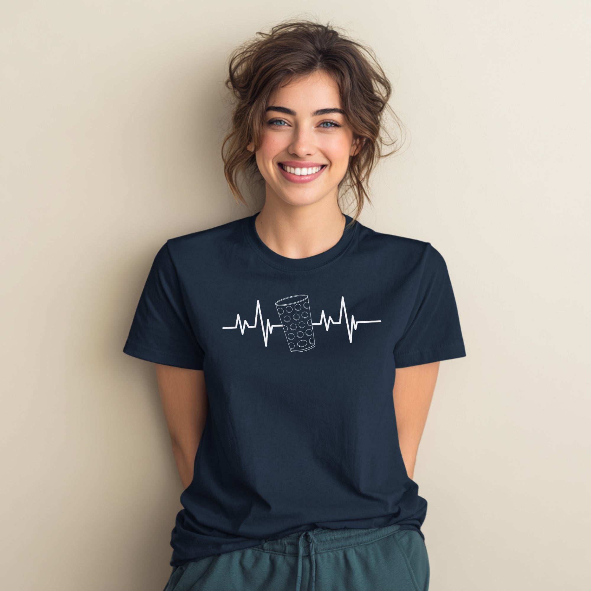 Modell trägt marineblaues T-Shirt mit Dubbeglas und Herzschlag-Motiv, lustiges Weinshirt für Pfalzfans