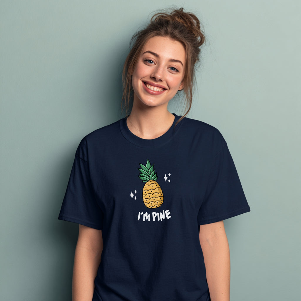 Modell trägt marineblaues T-Shirt mit Ananas und „I'm Pine“-Aufdruck, lustiges Spruchshirt