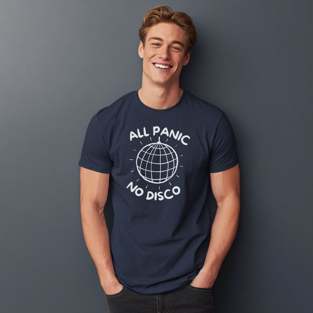 Modell trägt marineblaues T-Shirt mit „All Panic No Disco“ und Discokugel-Design, lustiges Partyshirt
