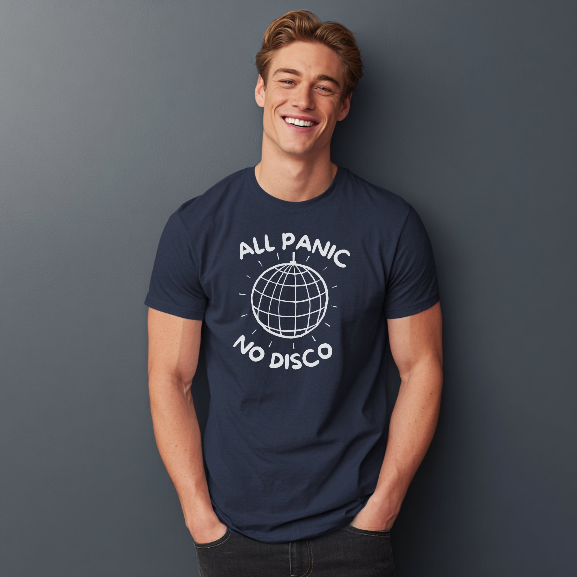 Modell trägt marineblaues T-Shirt mit „All Panic No Disco“ und Discokugel-Design, lustiges Partyshirt