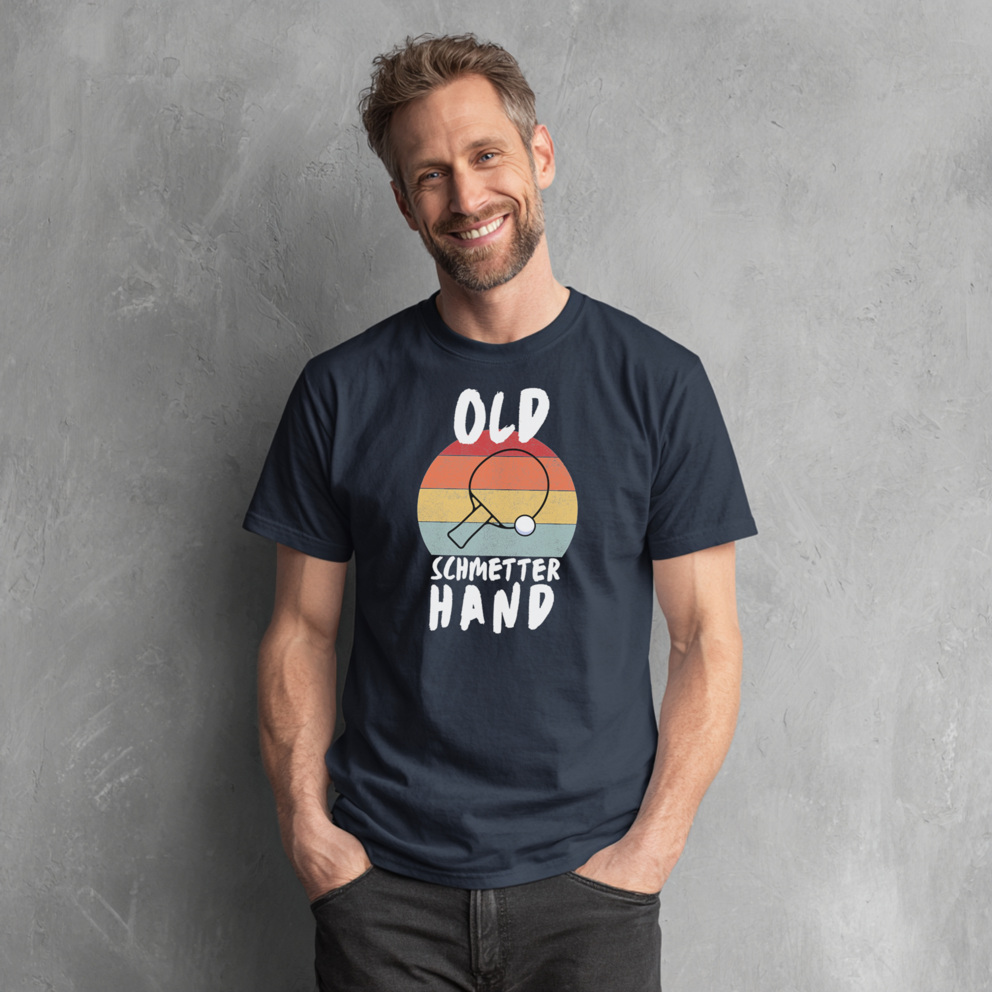 Marineblaues Unisex T-Shirt mit 'Old Schmetterhand' Spruch und Tischtennisschläger Motiv.