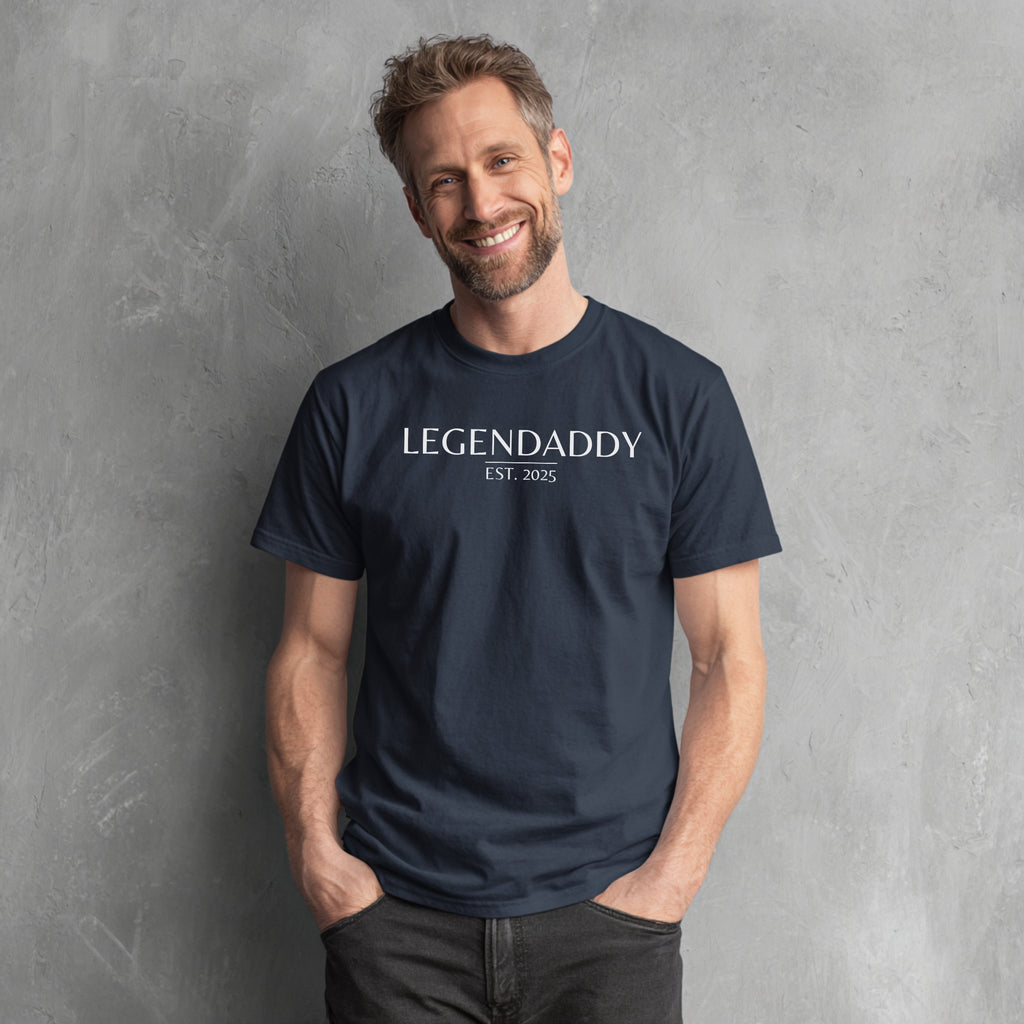 Modell trägt marineblaues T-Shirt mit „Legendaddy“ Schriftzug und personalisierbarem Jahr, lustiges Vatertagsgeschenk
