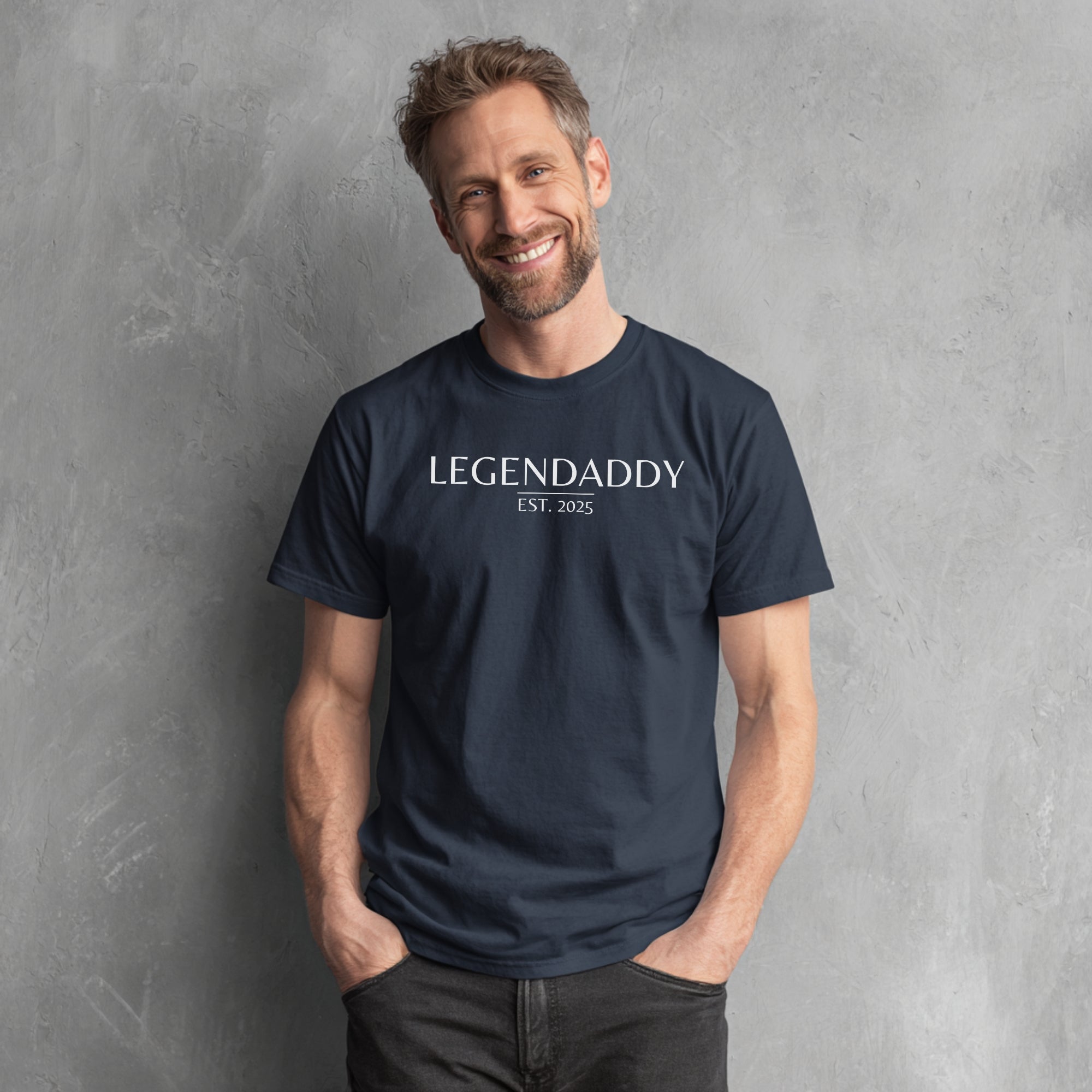 Modell trägt marineblaues T-Shirt mit „Legendaddy“ Schriftzug und personalisierbarem Jahr, lustiges Vatertagsgeschenk