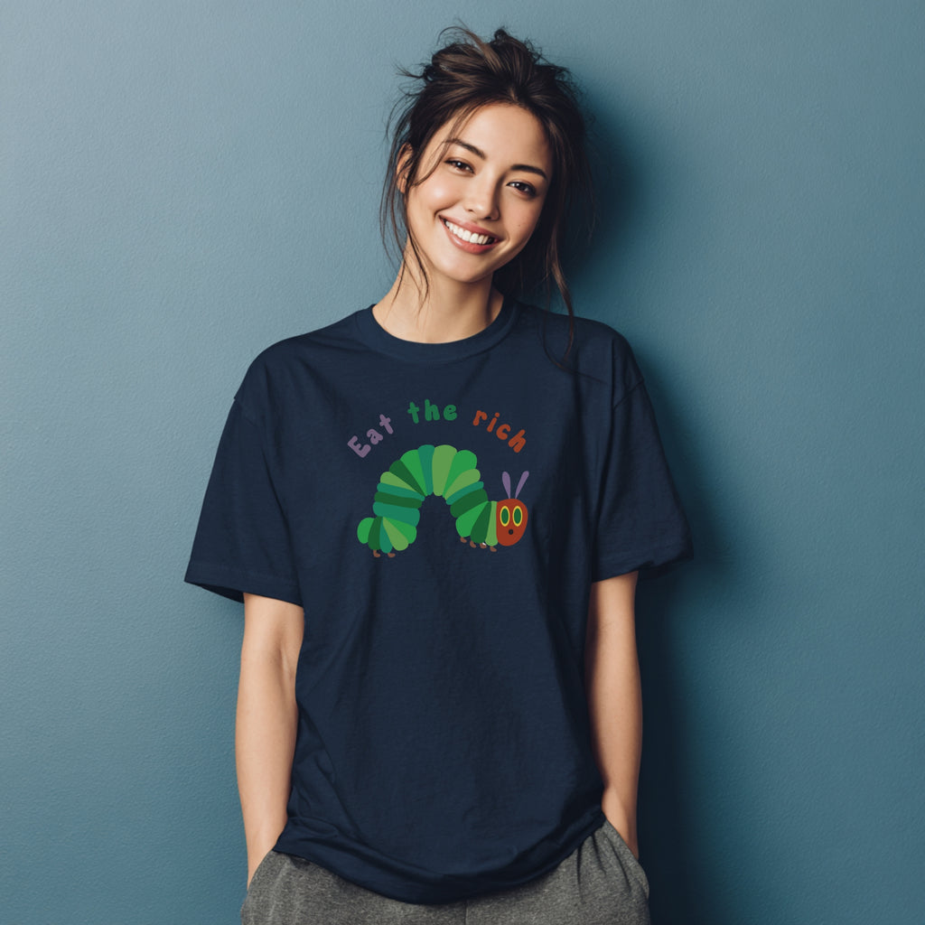 Modell trägt marineblaues T-Shirt mit Raupe Nimmersatt und „Eat the Rich“-Schriftzug, Unisex Statement-Shirt