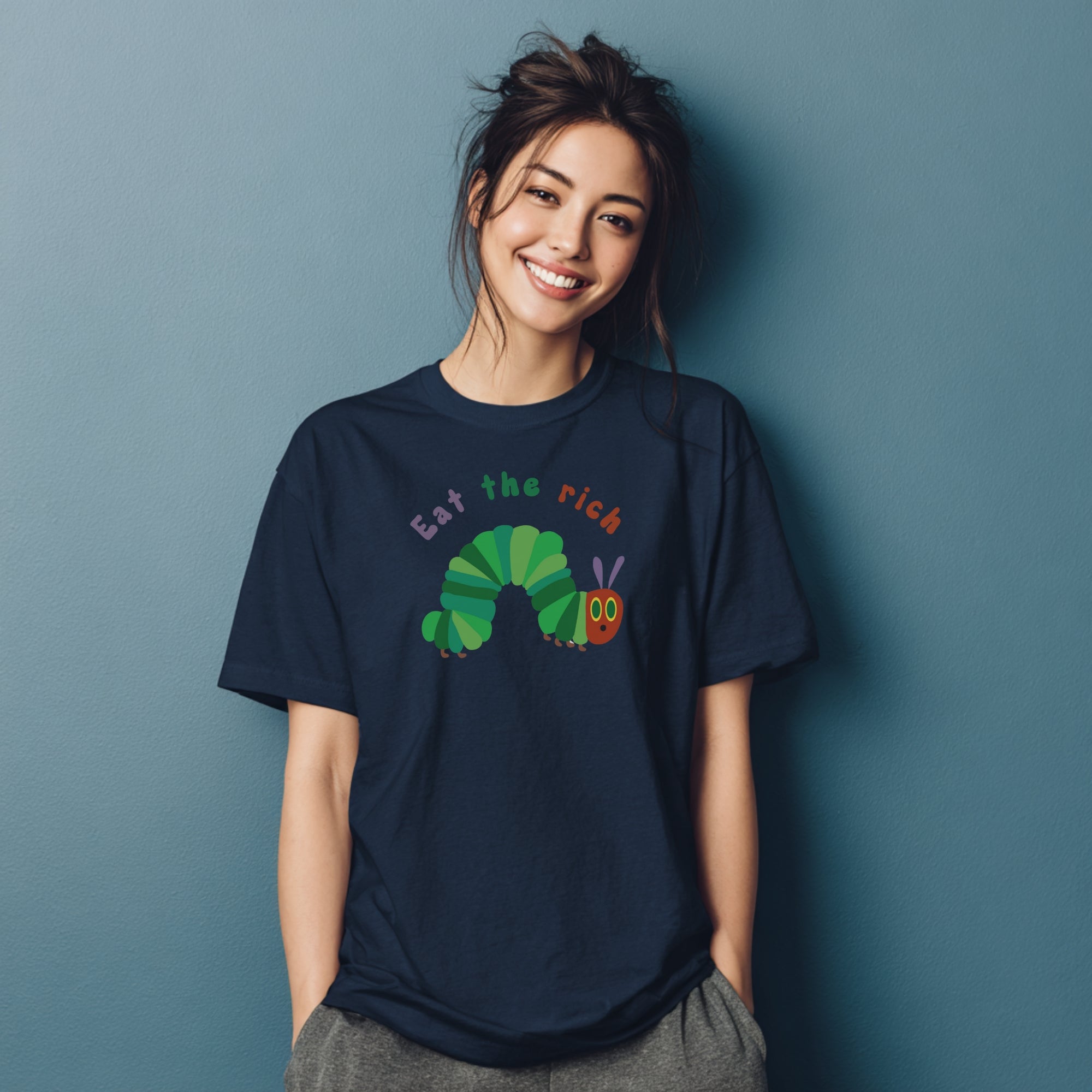 Modell trägt marineblaues T-Shirt mit Raupe Nimmersatt und „Eat the Rich“-Schriftzug, Unisex Statement-Shirt