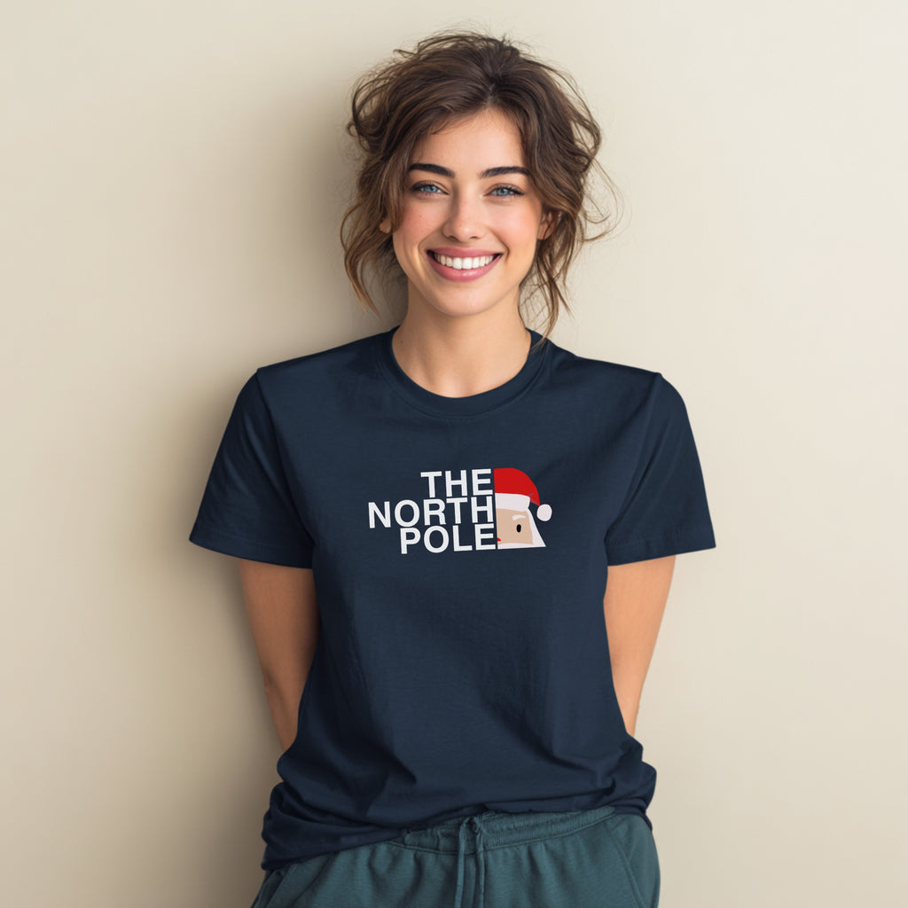 Modell trägt marineblaues T-Shirt mit „The North Pole“-Aufdruck, lustiges Weihnachtsmotiv