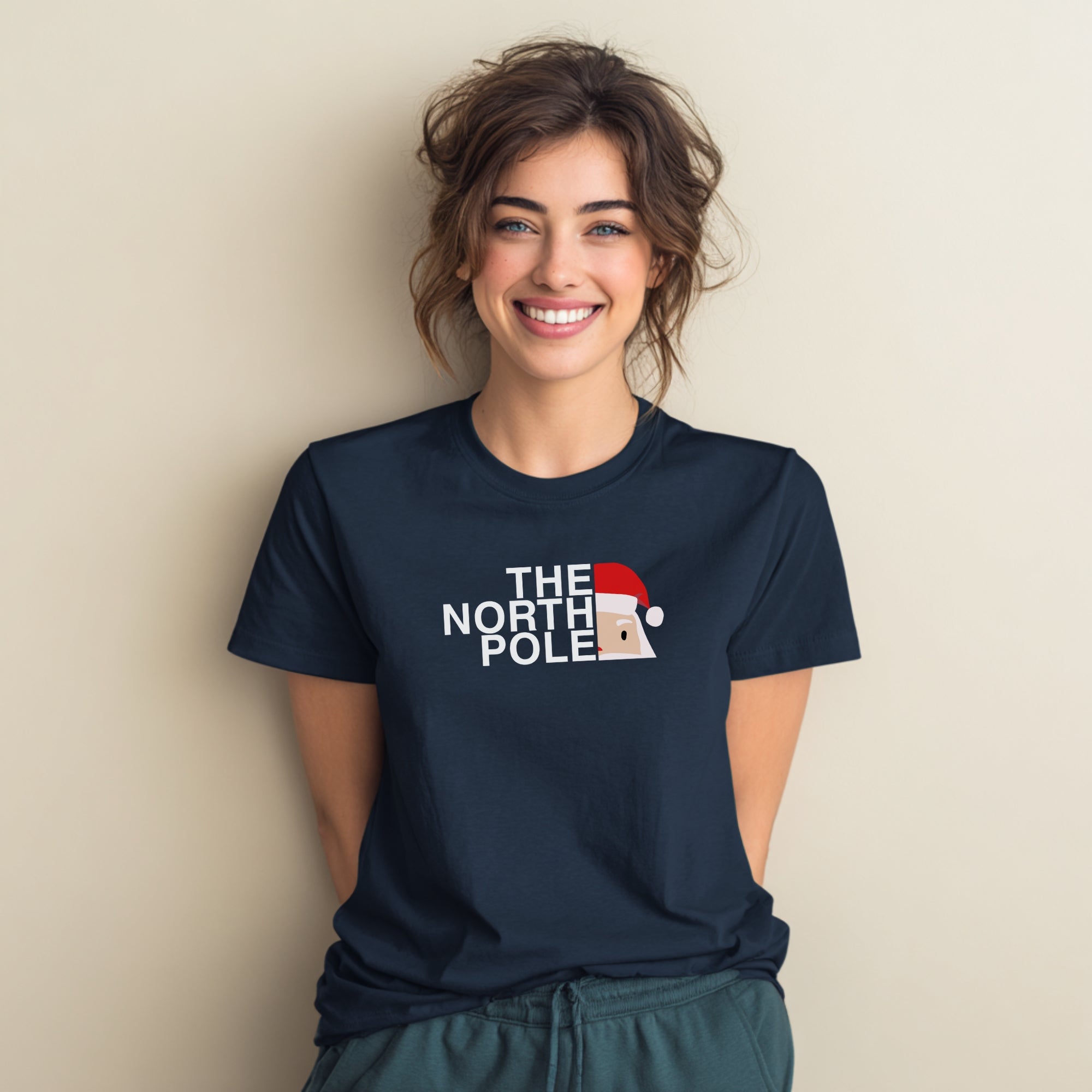 Modell trägt marineblaues T-Shirt mit „The North Pole“-Aufdruck, lustiges Weihnachtsmotiv