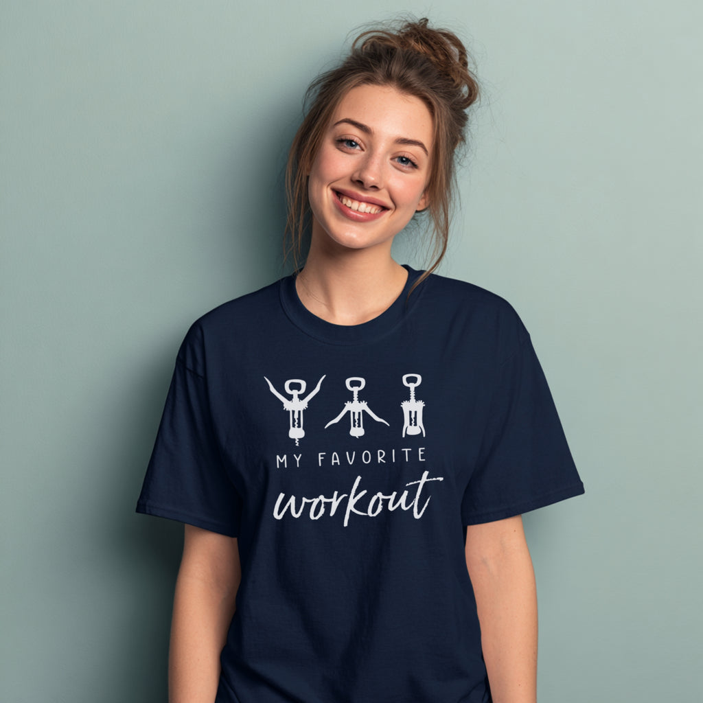 Modell trägt marineblaues T-Shirt mit „My favourite Workout“ Korkenzieher-Hampelmann Motiv, Unisex, Frontdruck