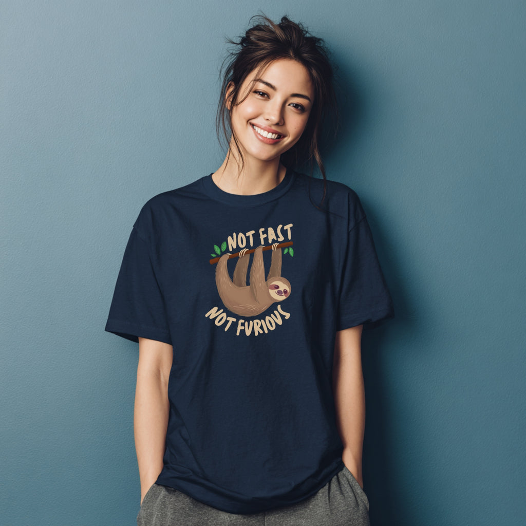 Modell trägt marineblaues T-Shirt mit Faultier und „Not Fast Not Furious“-Spruch, lustiges Shirt