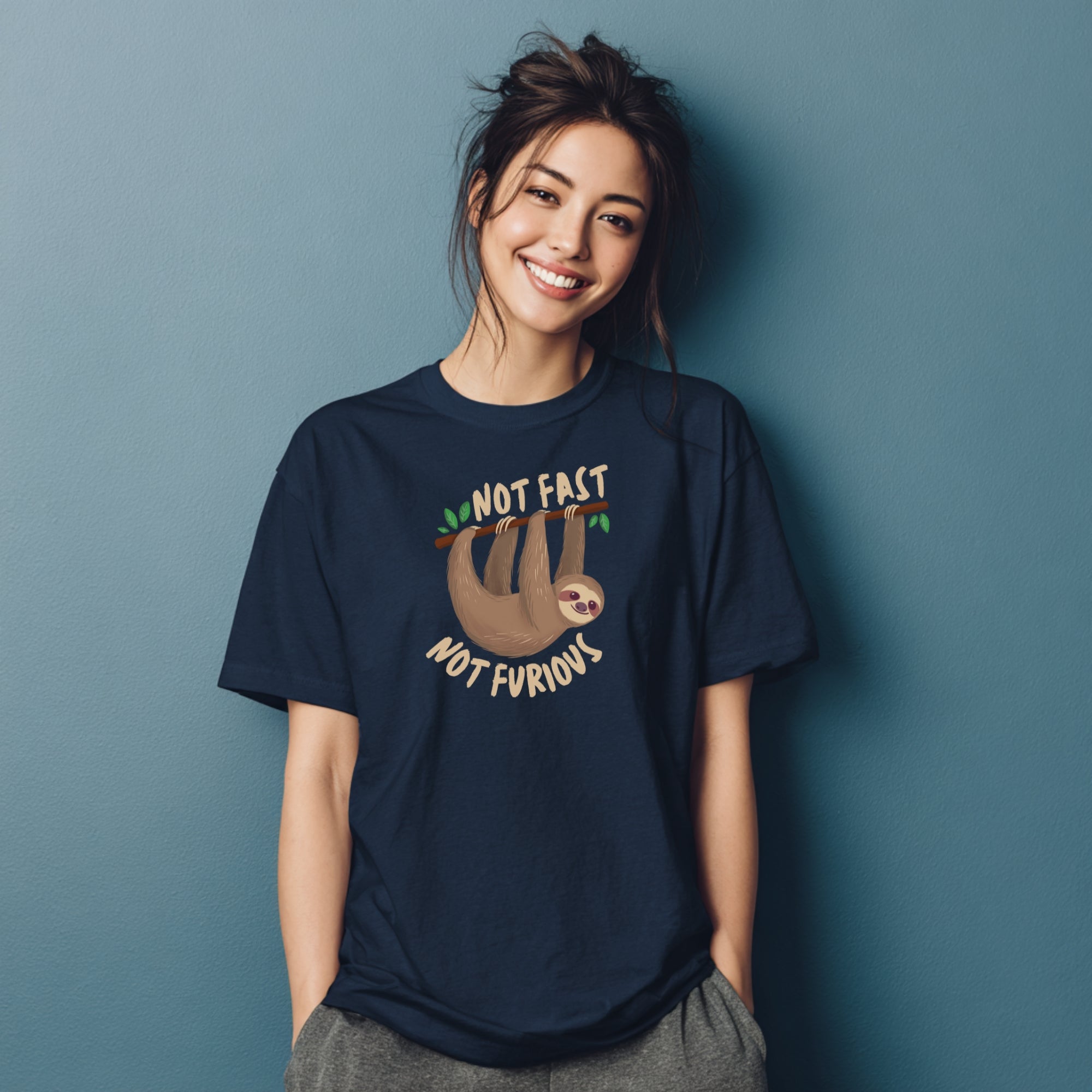 Modell trägt marineblaues T-Shirt mit Faultier und „Not Fast Not Furious“-Spruch, lustiges Shirt