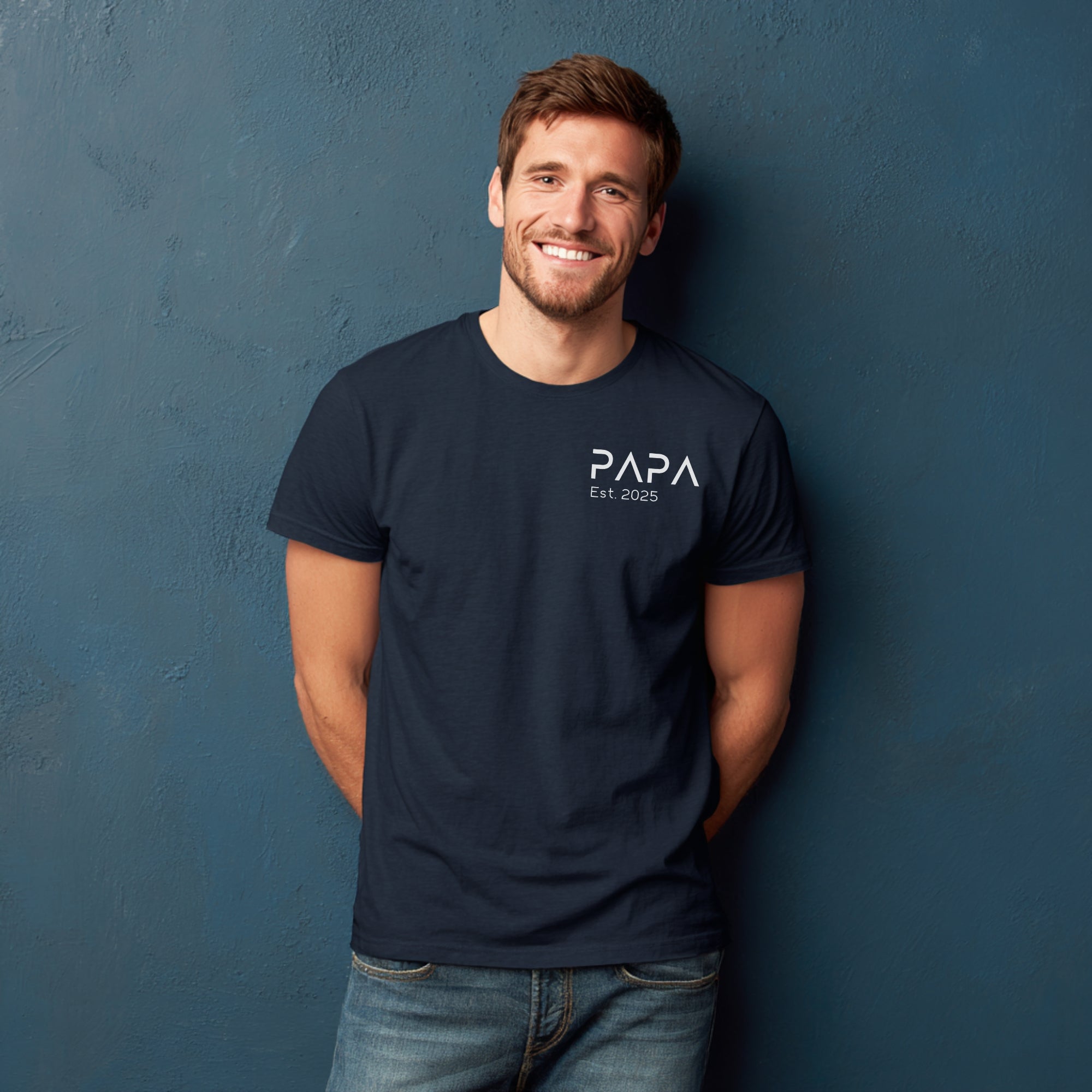Modell trägt marineblaues T-Shirt mit „Papa“ Schriftzug und personalisierbarem Jahr, Geschenk für Väter