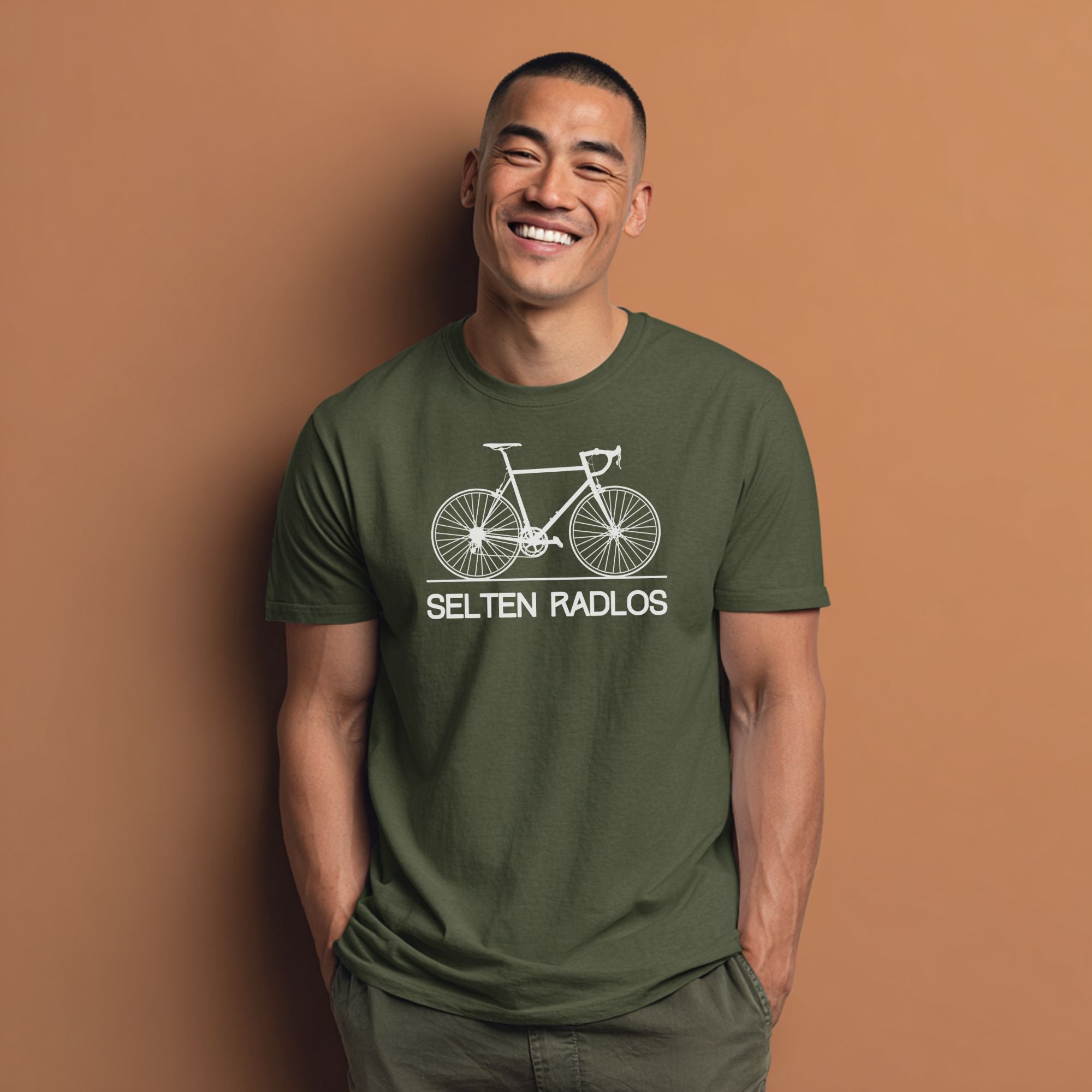 Militärgrünes Radfahrer-Shirt mit Retro Rennrad-Illustration und Spruch ‚Selten Radlos‘.