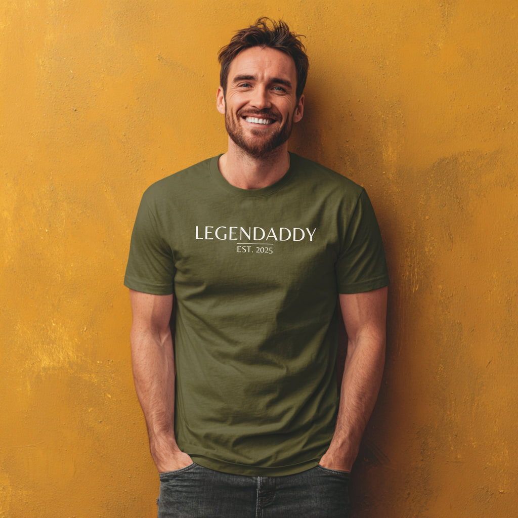 Modell trägt olivgrünes (Militärgrün) T-Shirt mit „Legendaddy“ Schriftzug und personalisierbarem Jahr, lustiges Vatertagsgeschenk