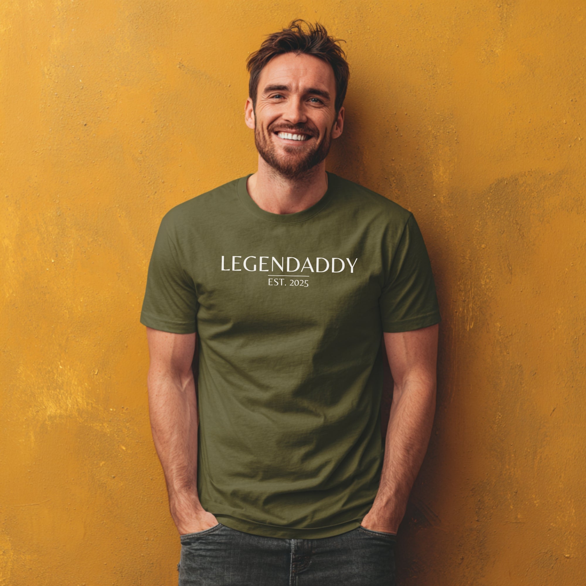 Modell trägt olivgrünes (Militärgrün) T-Shirt mit „Legendaddy“ Schriftzug und personalisierbarem Jahr, lustiges Vatertagsgeschenk