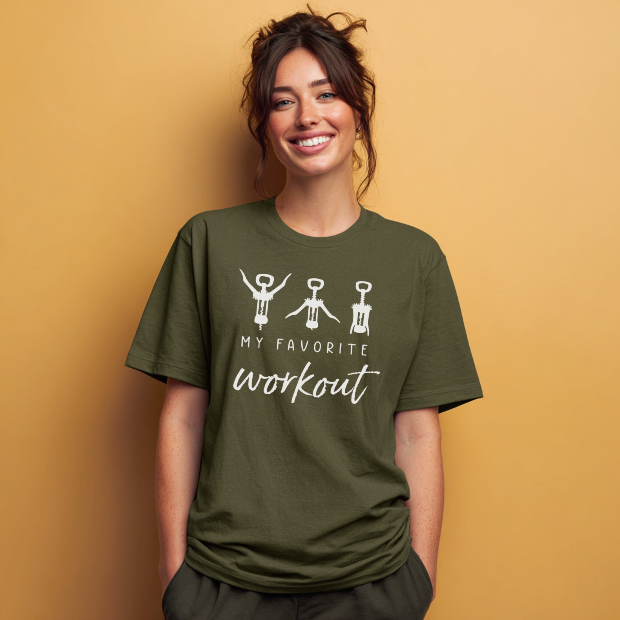 Modell trägt olivgrünes (Militärgrün) T-Shirt mit „My favourite Workout“ Korkenzieher-Hampelmann Motiv, Unisex, Frontdruck