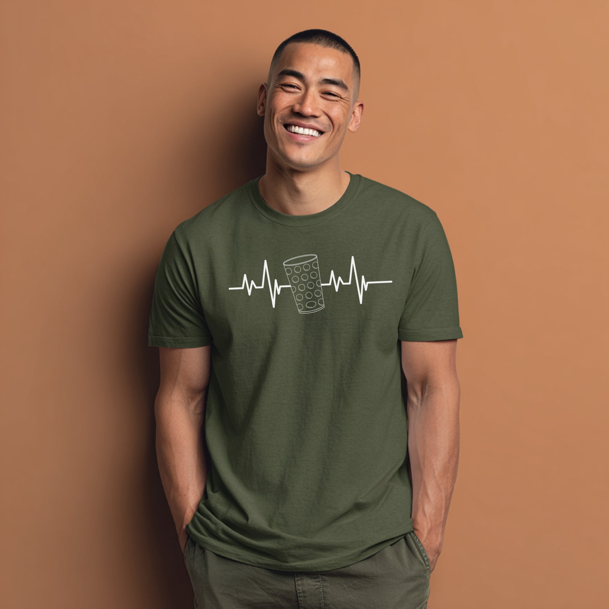 Modell trägt olivgrünes (Militärgrün) T-Shirt mit Dubbeglas und Herzschlag-Motiv, lustiges Weinshirt für Pfalzfans