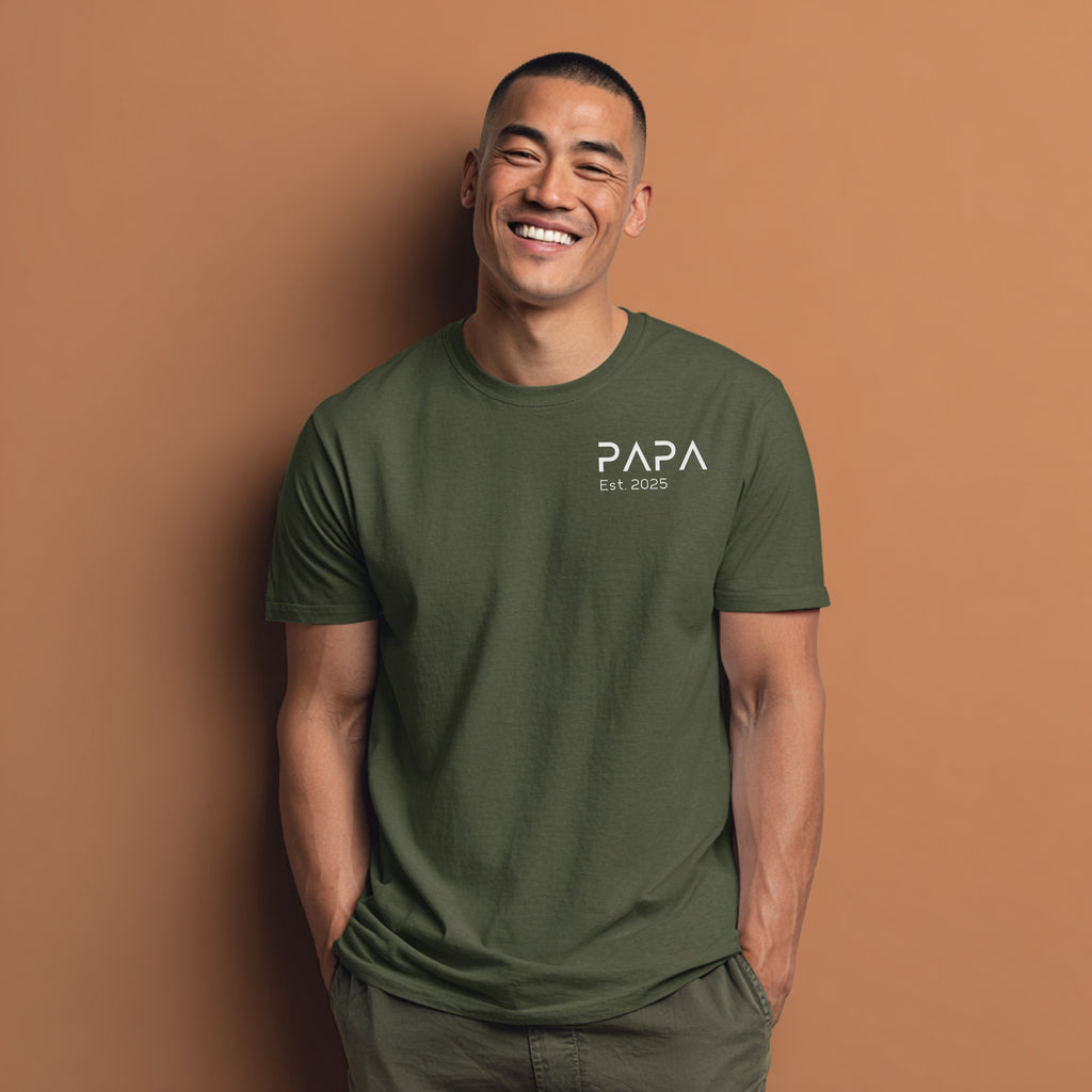 Modell trägt olivgrünes (Militärgrün) T-Shirt mit „Papa“ Schriftzug und personalisierbarem Jahr, Geschenk für Väter