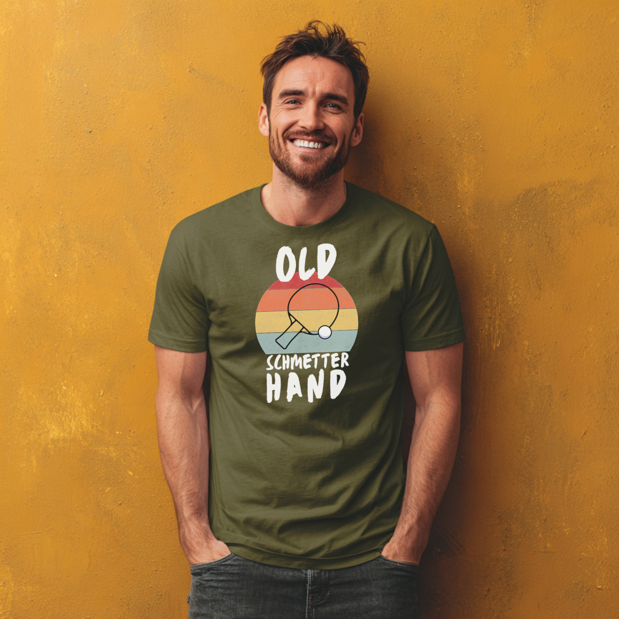 Militärgrünes Unisex T-Shirt mit 'Old Schmetterhand' Spruch und Tischtennisschläger Motiv.