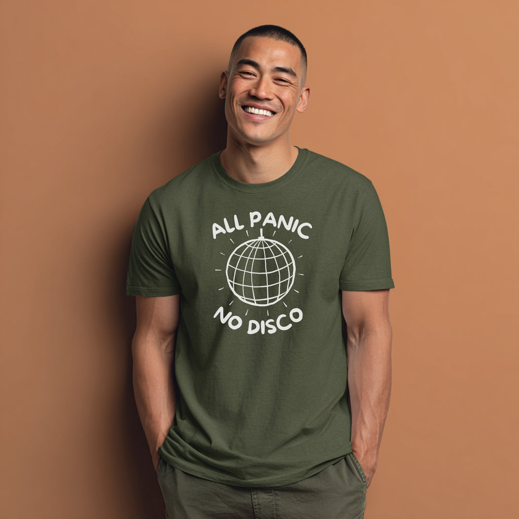 Modell trägt olivgrünes (Militärgrün) T-Shirt mit „All Panic No Disco“ und Discokugel-Design, lustiges Partyshirt