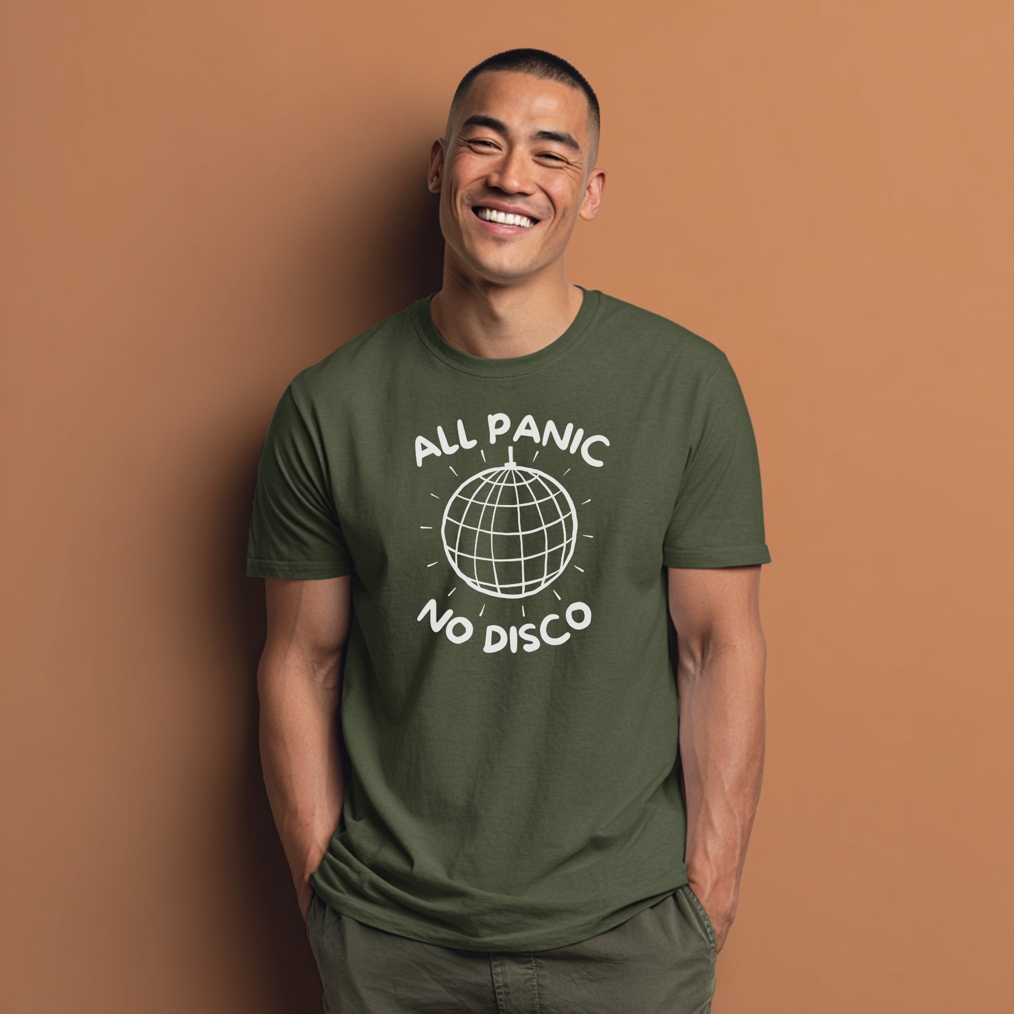 Modell trägt olivgrünes (Militärgrün) T-Shirt mit „All Panic No Disco“ und Discokugel-Design, lustiges Partyshirt