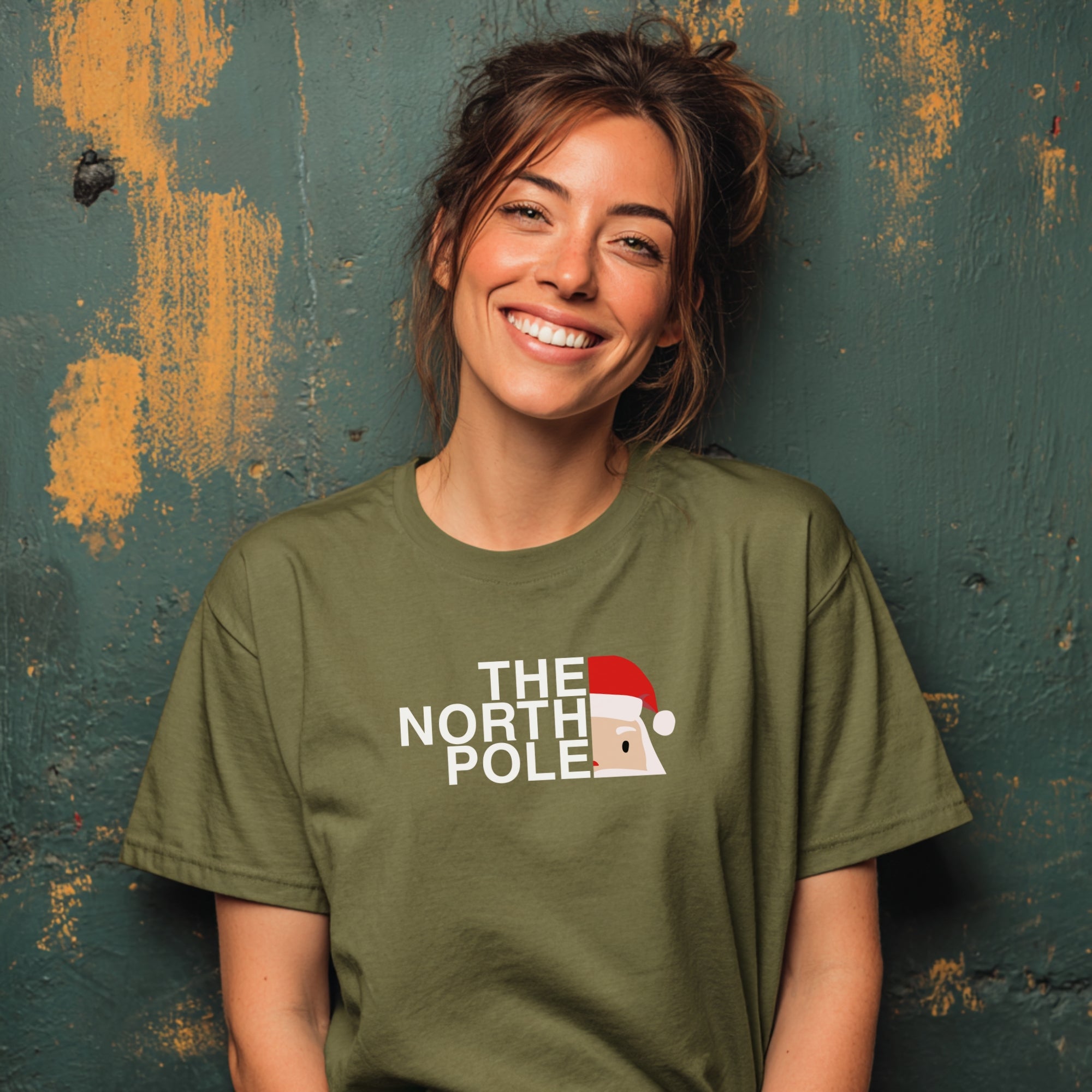 Modell trägt olivgrünes (Militärgrün) T-Shirt mit „The North Pole“-Aufdruck, lustiges Weihnachtsmotiv