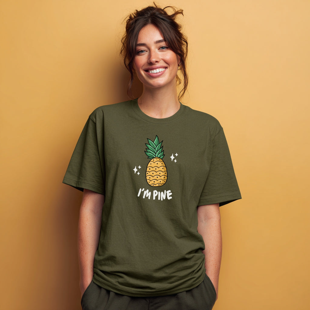 Modell trägt olivgrünes (Militärgrün) T-Shirt mit Ananas und „I'm Pine“-Aufdruck, lustiges Spruchshirt