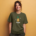 Modell trägt olivgrünes (Militärgrün) T-Shirt mit Ananas und „I'm Pine“-Aufdruck, lustiges Spruchshirt