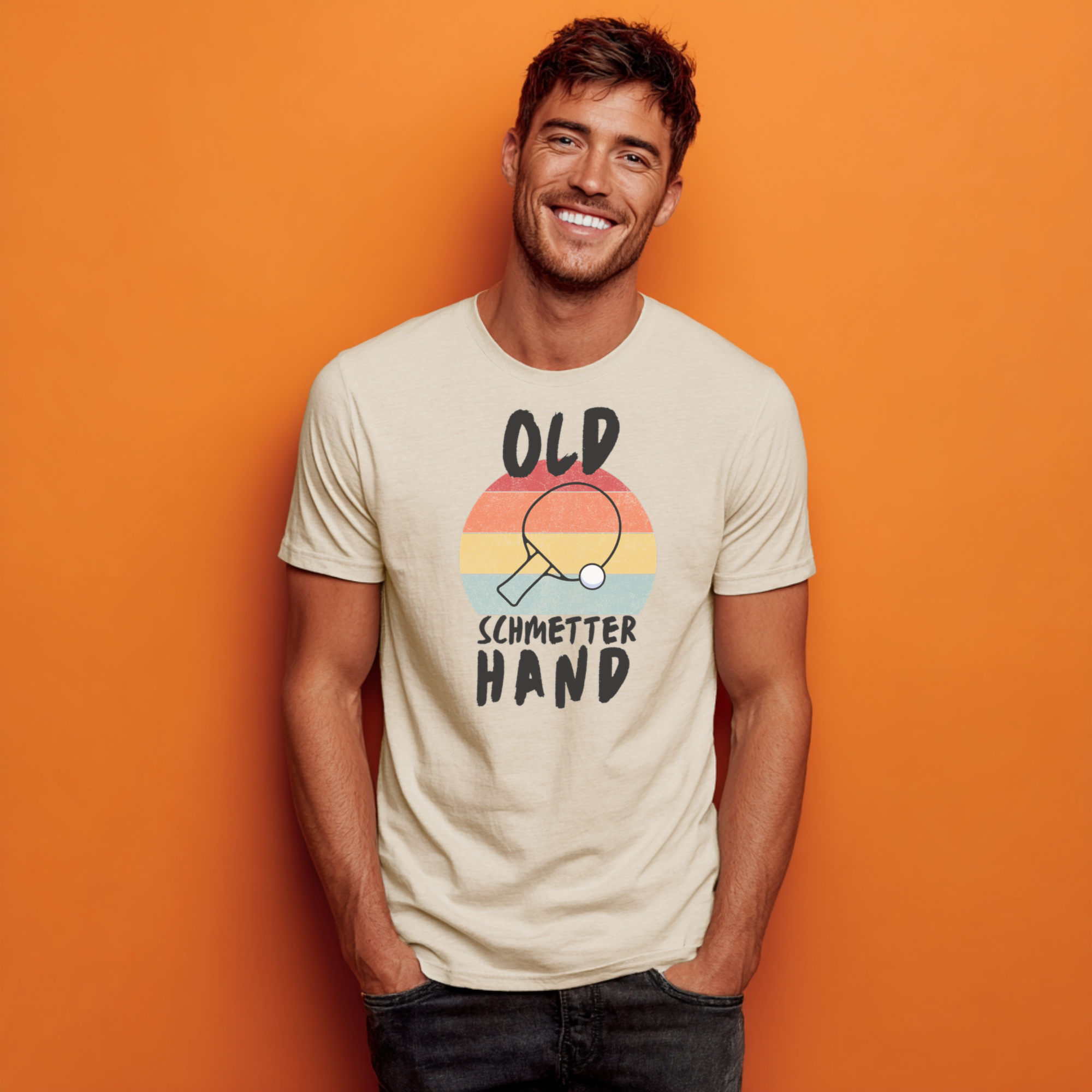 Sandfarbenes Unisex T-Shirt mit 'Old Schmetterhand' Spruch und Tischtennisschläger Motiv.