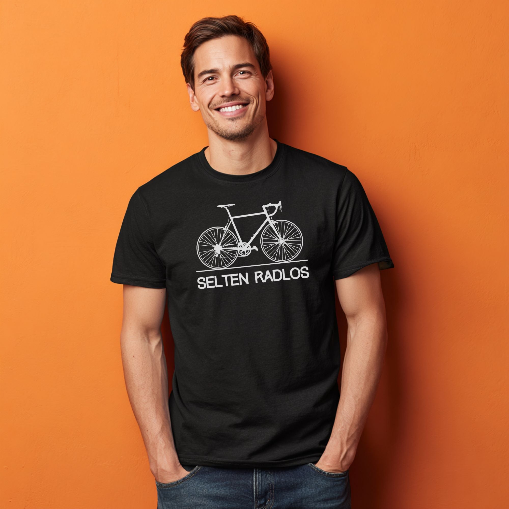 Schwarzes ‚Selten Radlos‘ T-Shirt mit Retro-Fahrrad-Design, getragen von einem Mann im sportlichen Freizeitlook.