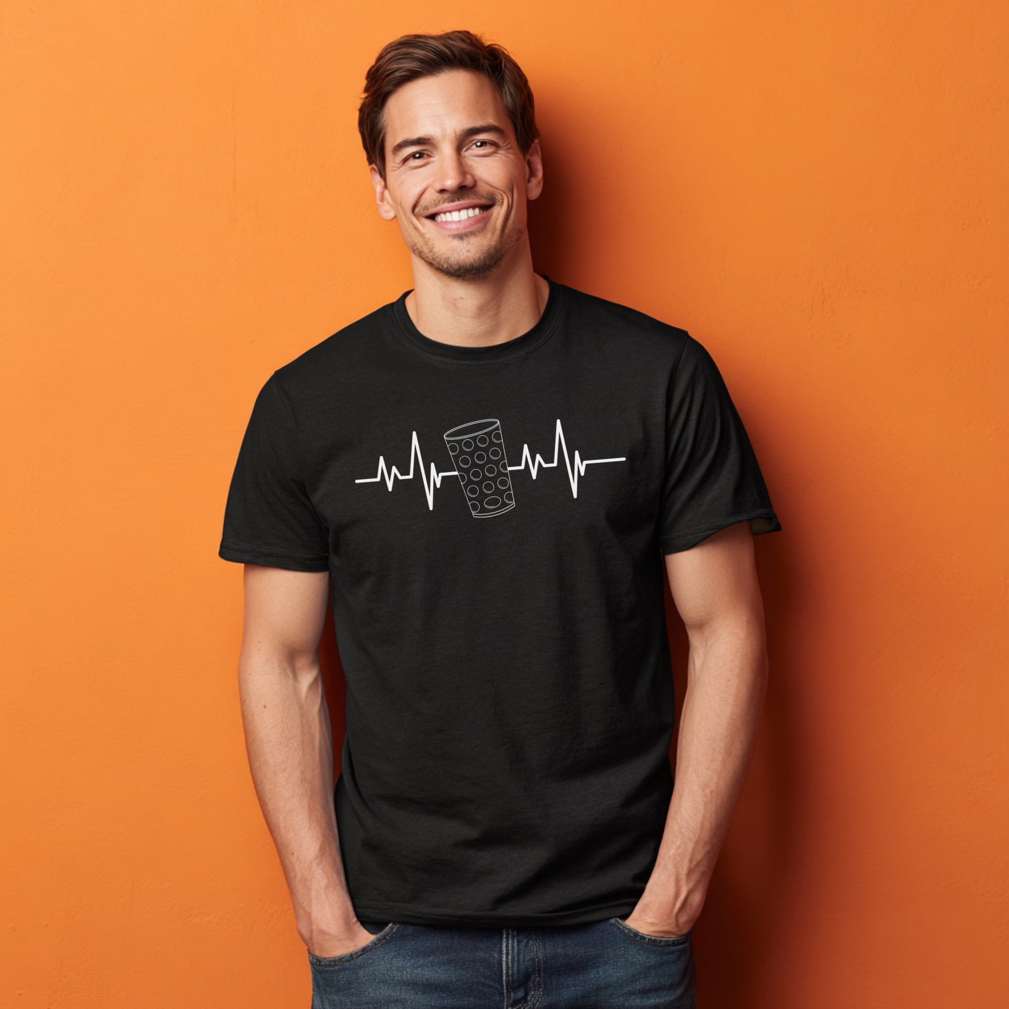 Modell trägt schwarzes T-Shirt mit Dubbeglas und Herzschlag-Motiv, lustiges Weinshirt für Pfalzfans