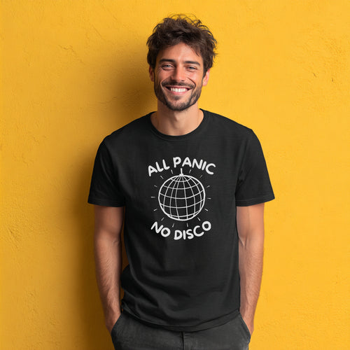 Modell trägt schwarzes T-Shirt mit „All Panic No Disco“ und Discokugel-Design, lustiges Partyshirt