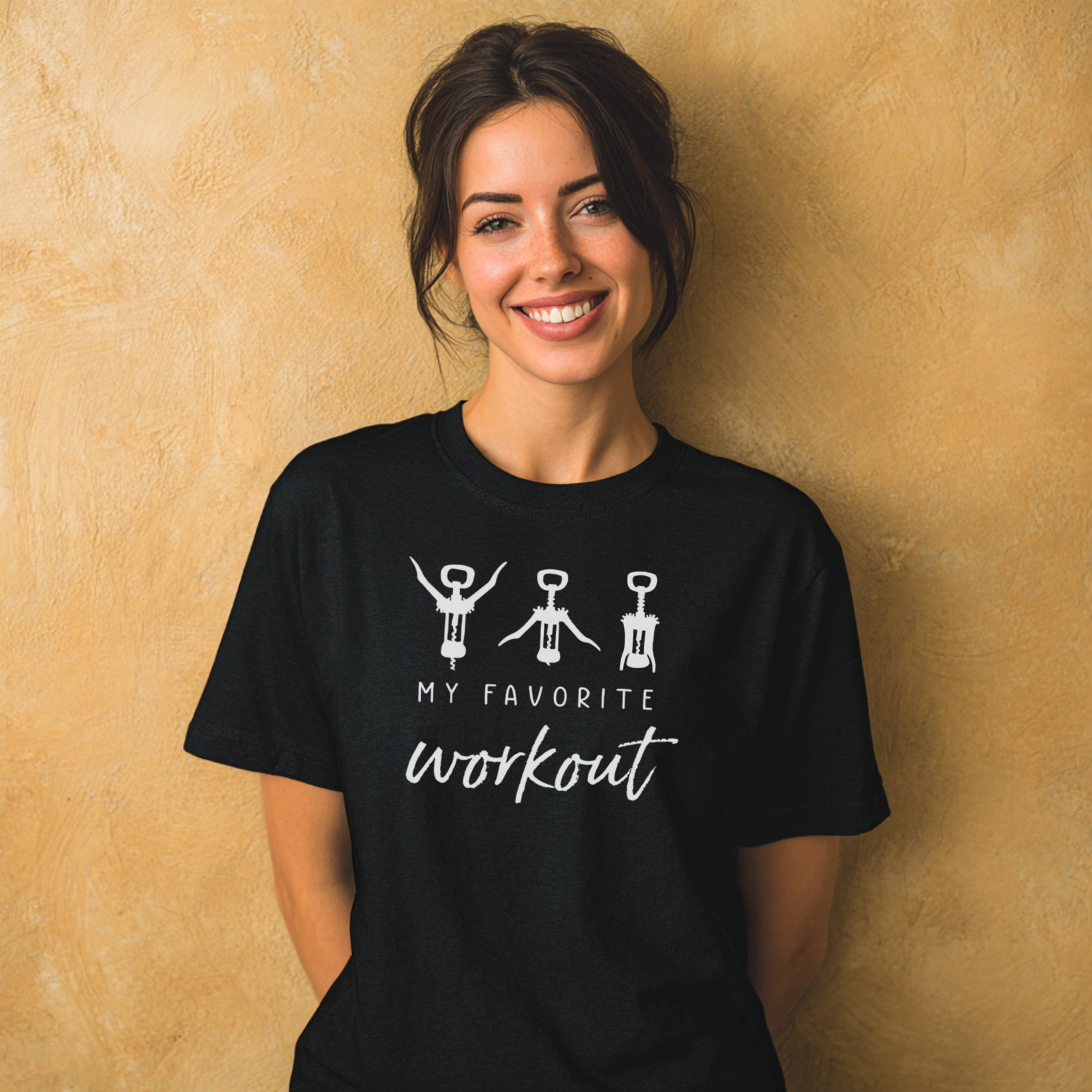 Modell trägt schwarzes T-Shirt mit „My favourite Workout“ Korkenzieher-Hampelmann Motiv, Unisex, Frontdruck