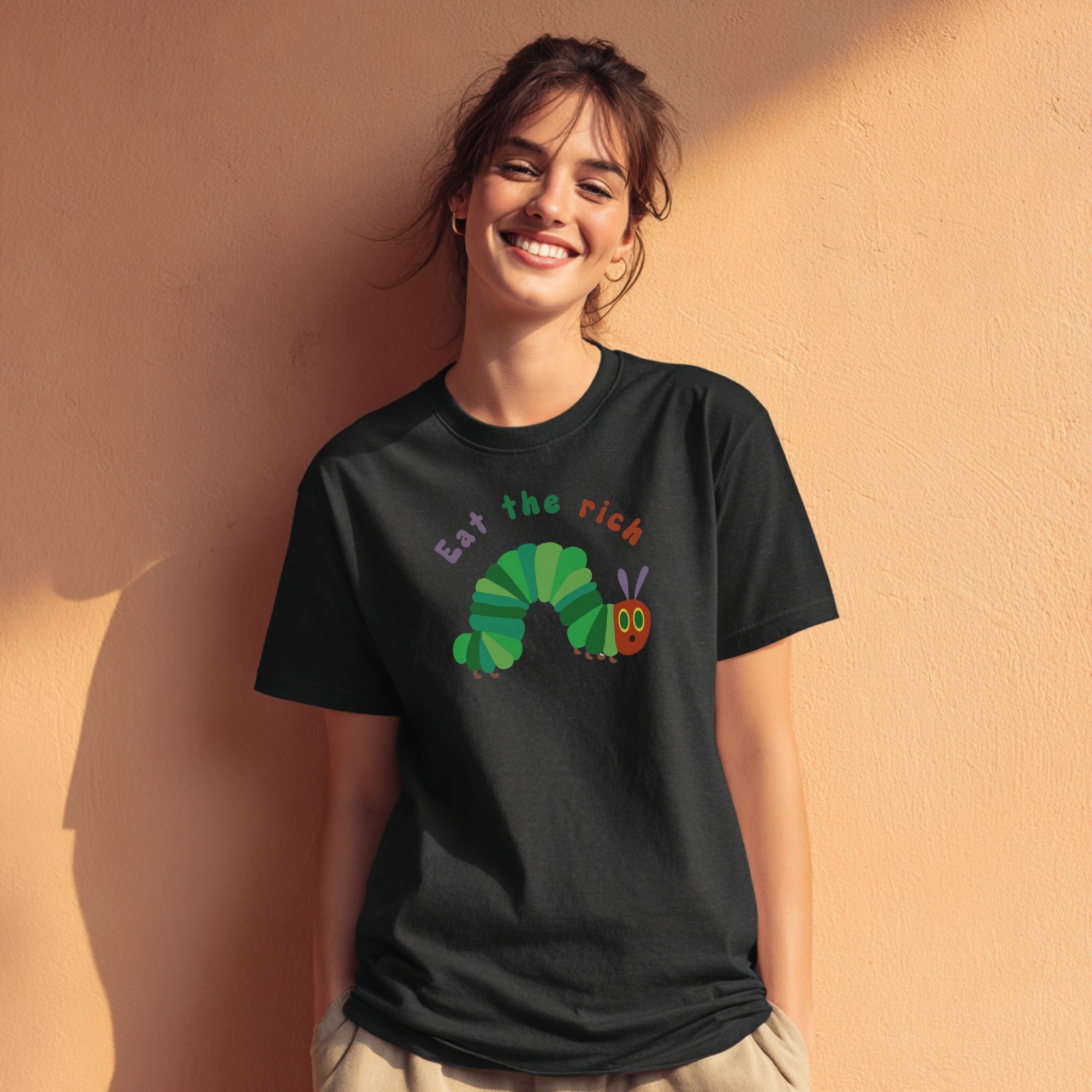 Modell trägt schwarzes T-Shirt mit Raupe Nimmersatt und „Eat the Rich“-Schriftzug, Unisex Statement-Shirt