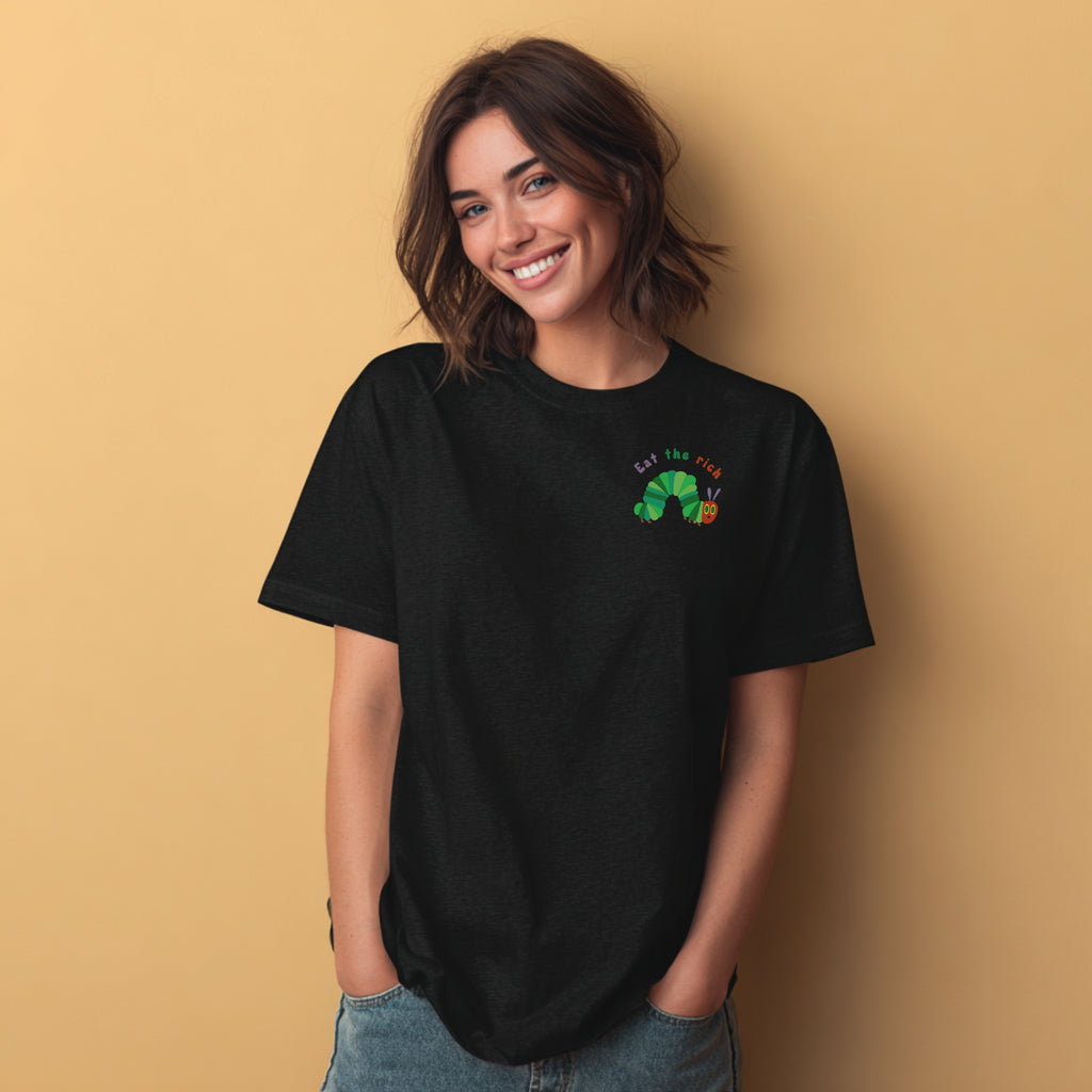 Modell trägt schwarzes T-Shirt mit Raupe Nimmersatt und „Eat the Rich“ Brustaufdruck, politisches Statement-Shirt