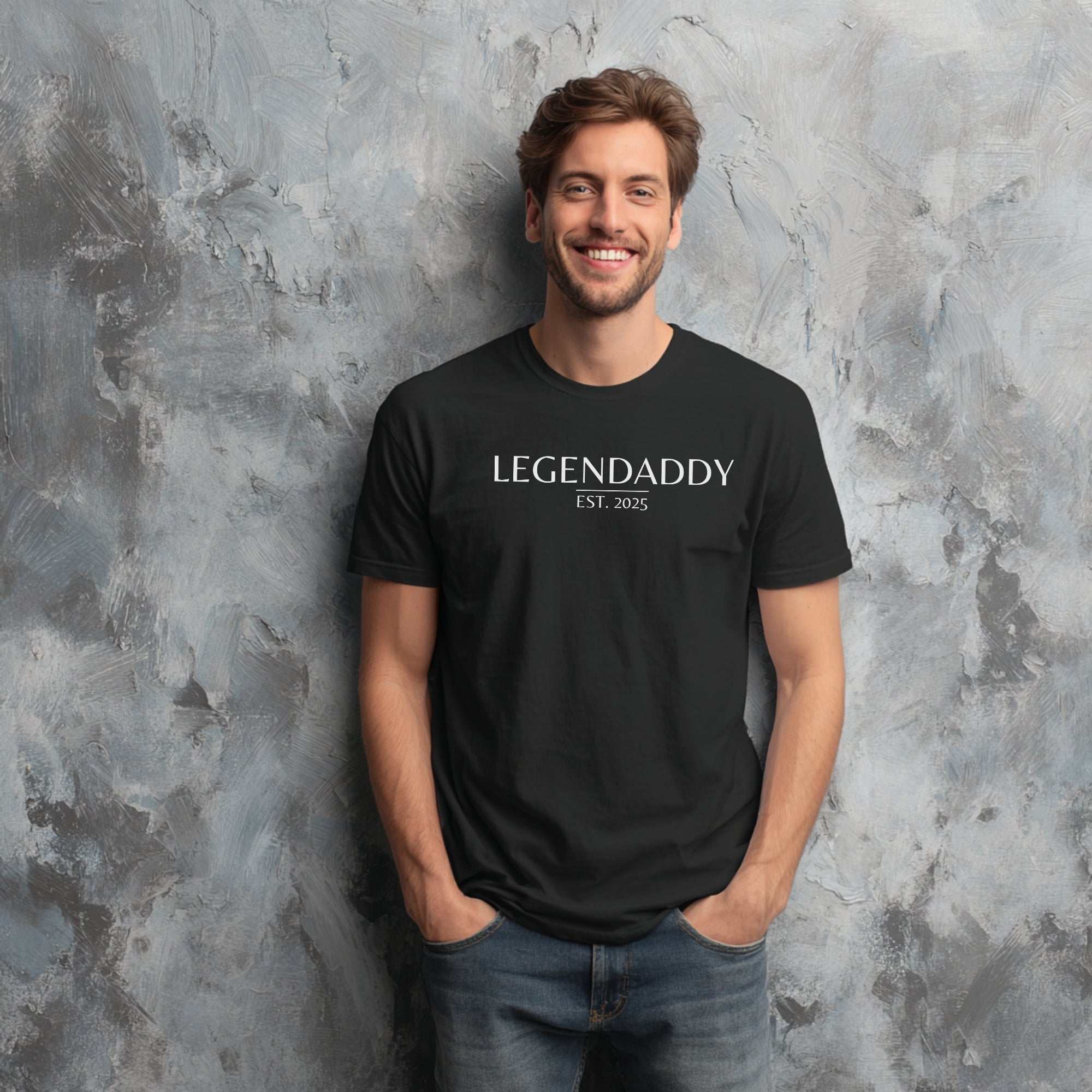 Modell trägt schwarzes T-Shirt mit „Legendaddy“ Schriftzug und personalisierbarem Jahr, lustiges Vatertagsgeschenk