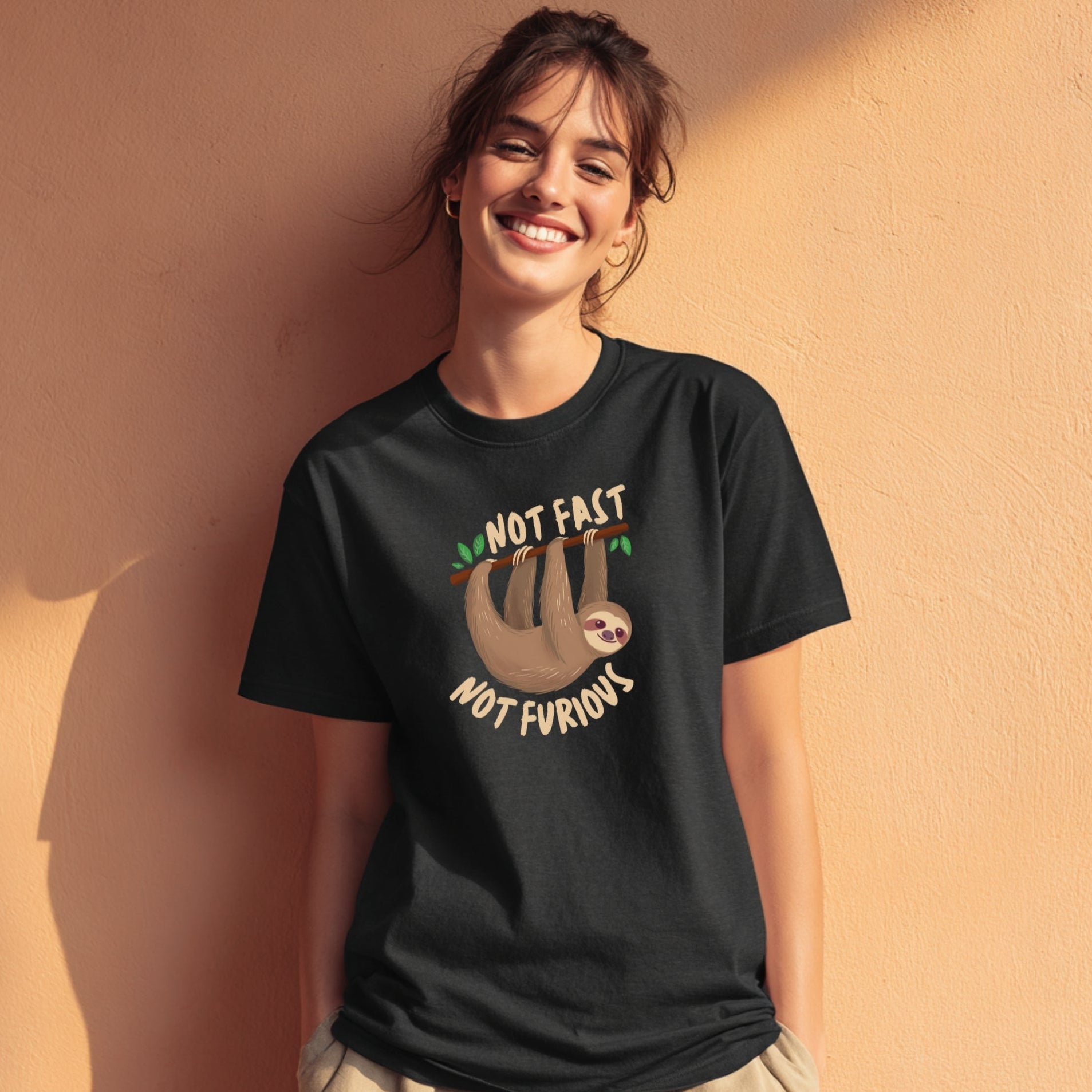 Modell trägt schwarzes T-Shirt mit Faultier und „Not Fast Not Furious“-Spruch, lustiges Shirt