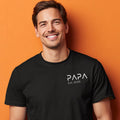 Modell trägt schwarzes T-Shirt mit „Papa“ Schriftzug und personalisierbarem Jahr, Geschenk für Väter