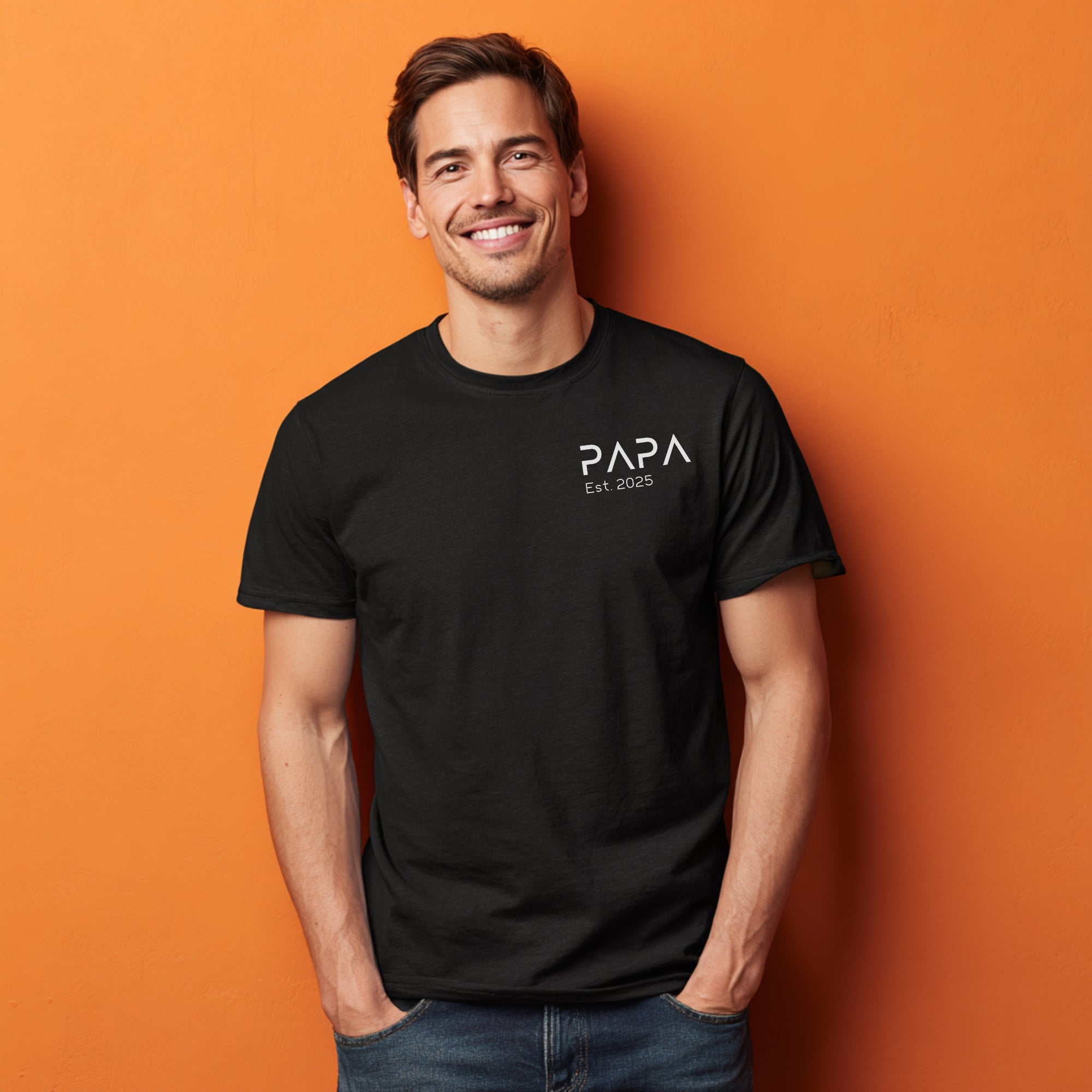 Modell trägt schwarzes T-Shirt mit „Papa“ Schriftzug und personalisierbarem Jahr, Geschenk für Väter