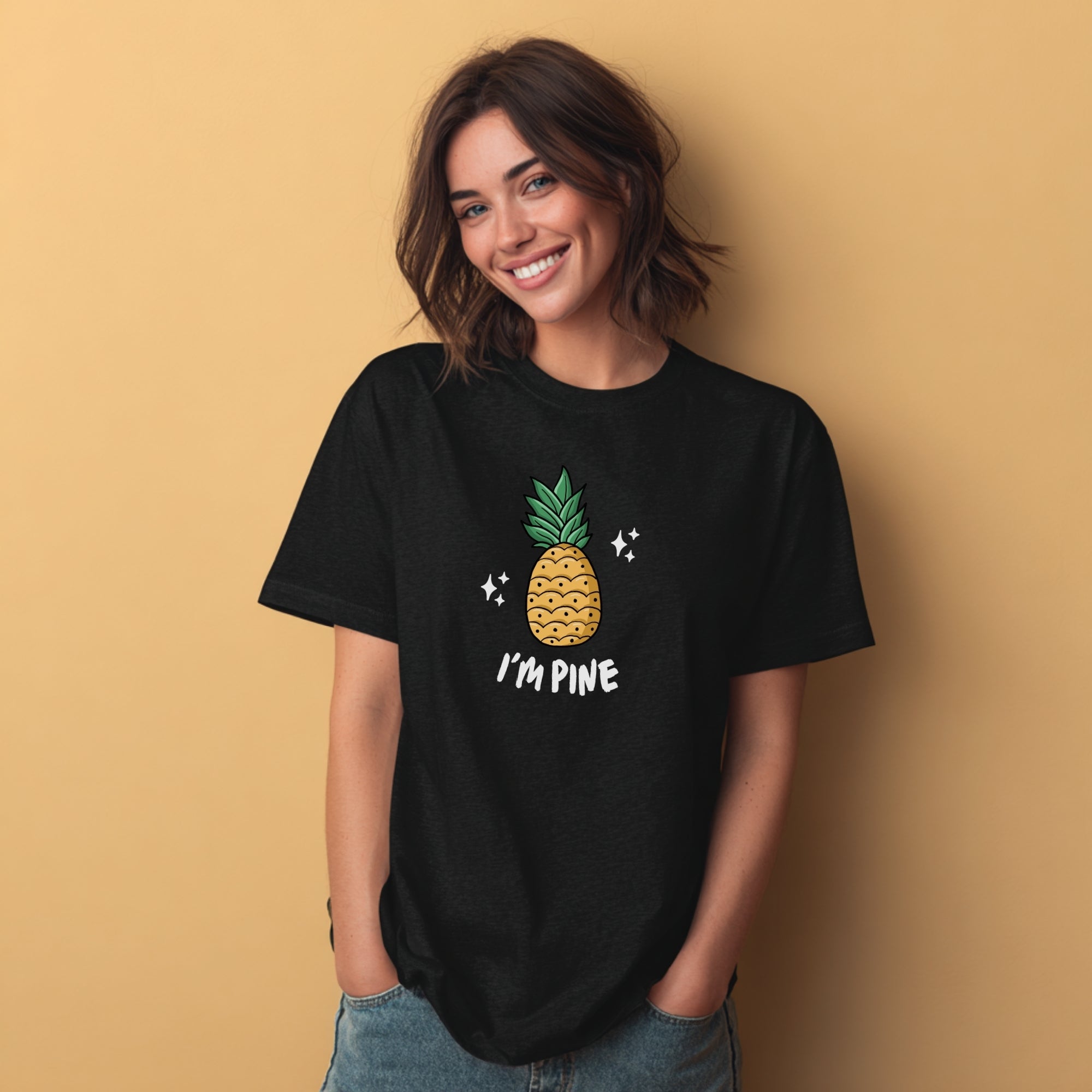 Modell trägt schwarzes T-Shirt mit Ananas und „I'm Pine“-Aufdruck, lustiges Spruchshirt